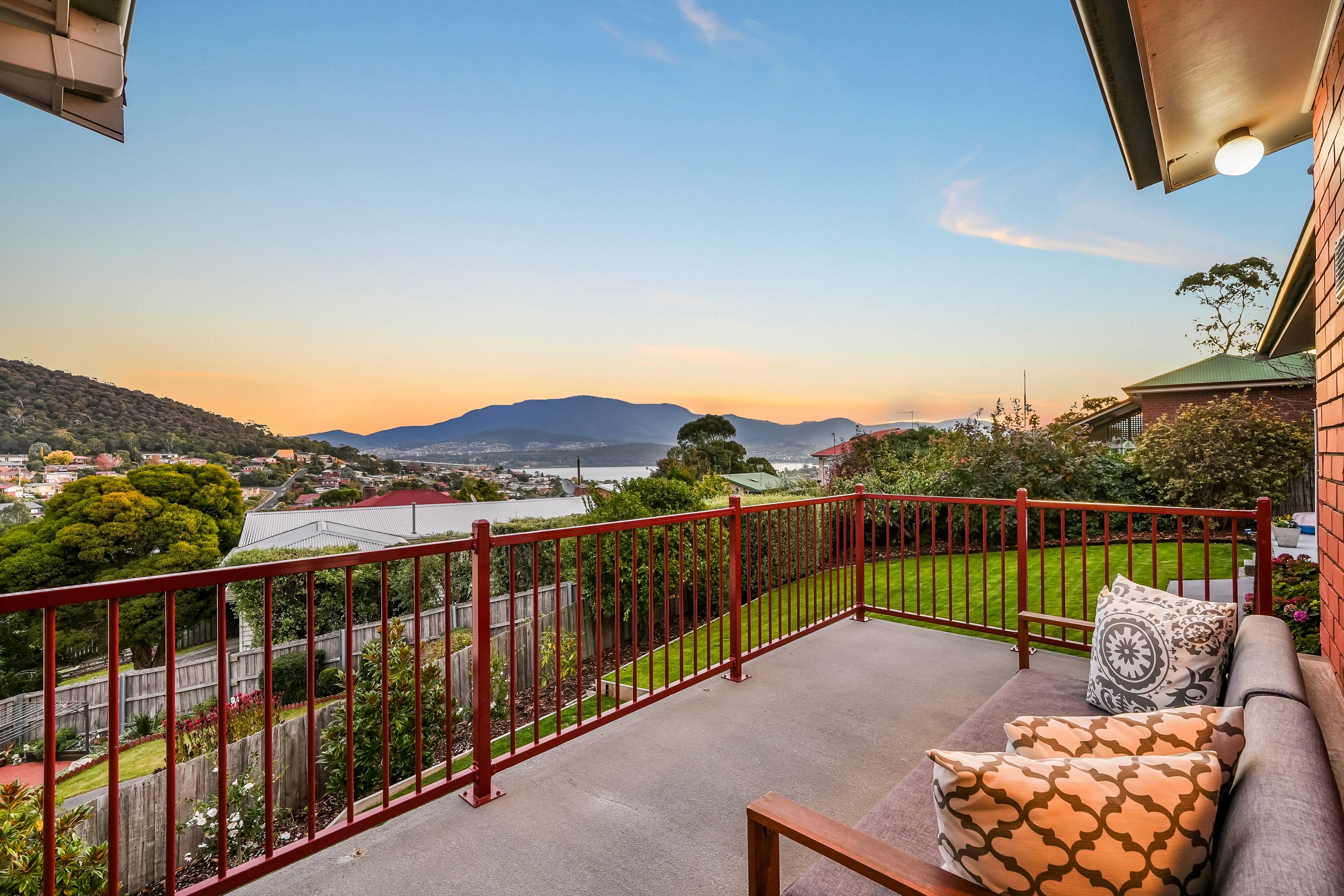 18 Cedar Street, Lindisfarne, TAS 7015