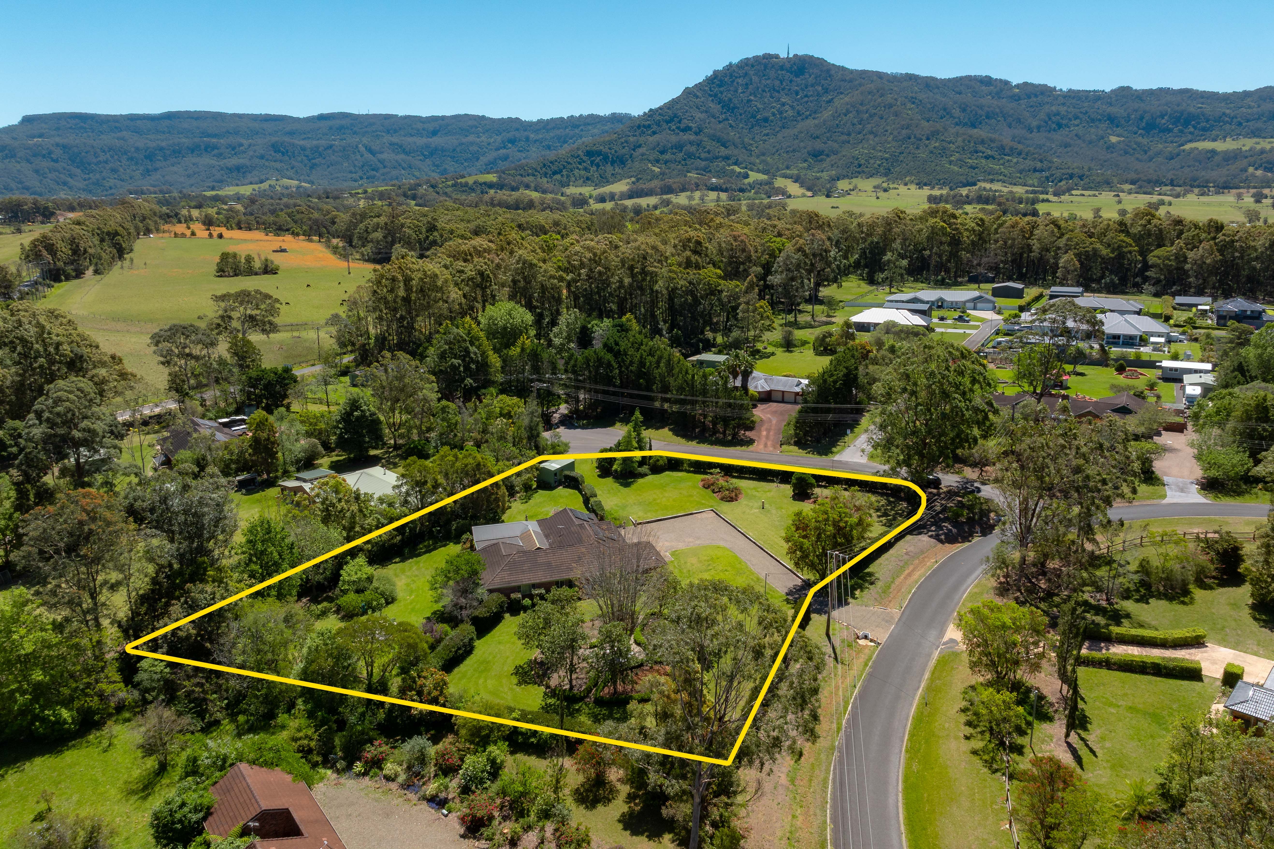 25 Tartarian Crescent, Bomaderry, NSW 2541