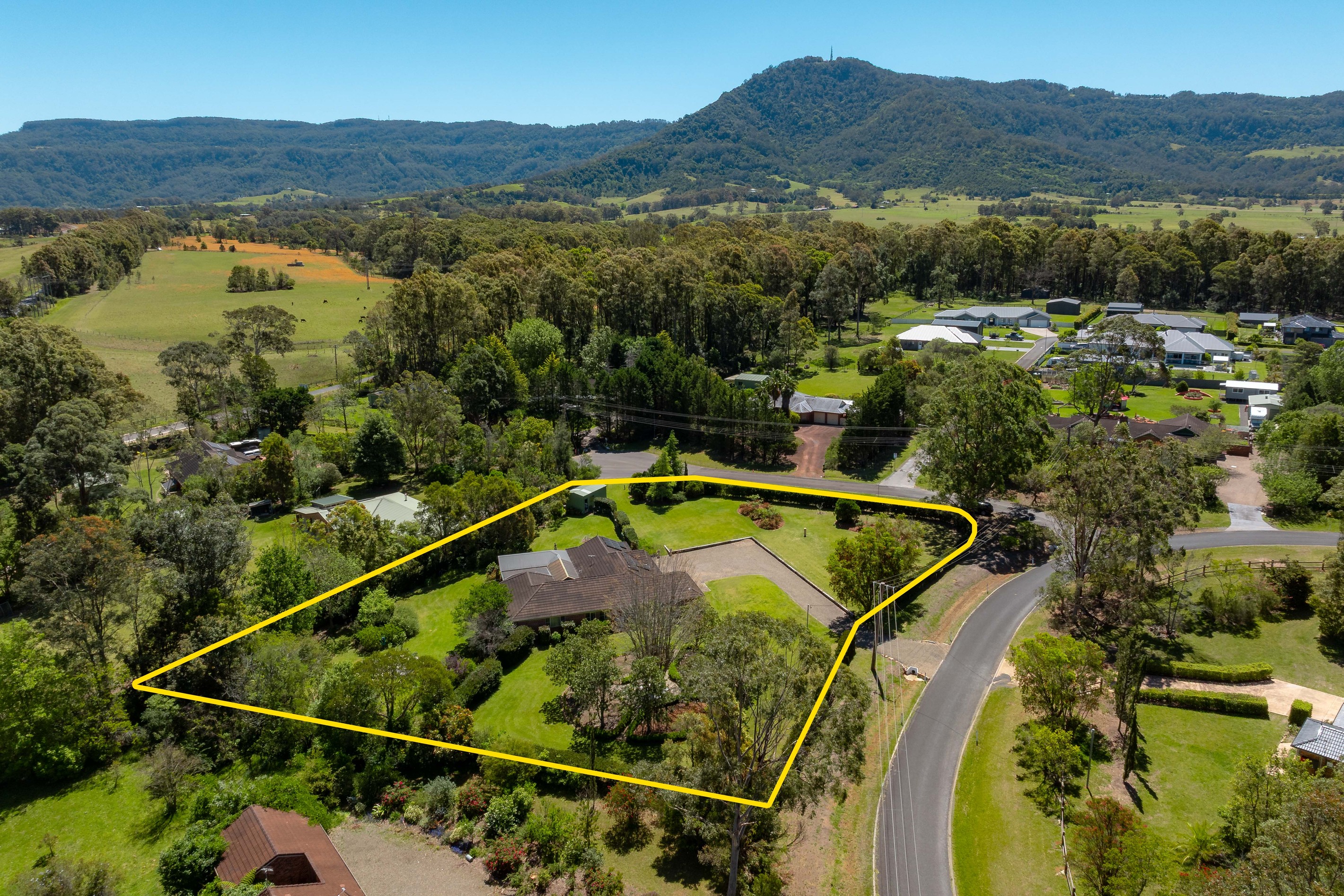 25 Tartarian Crescent, Bomaderry, NSW 2541