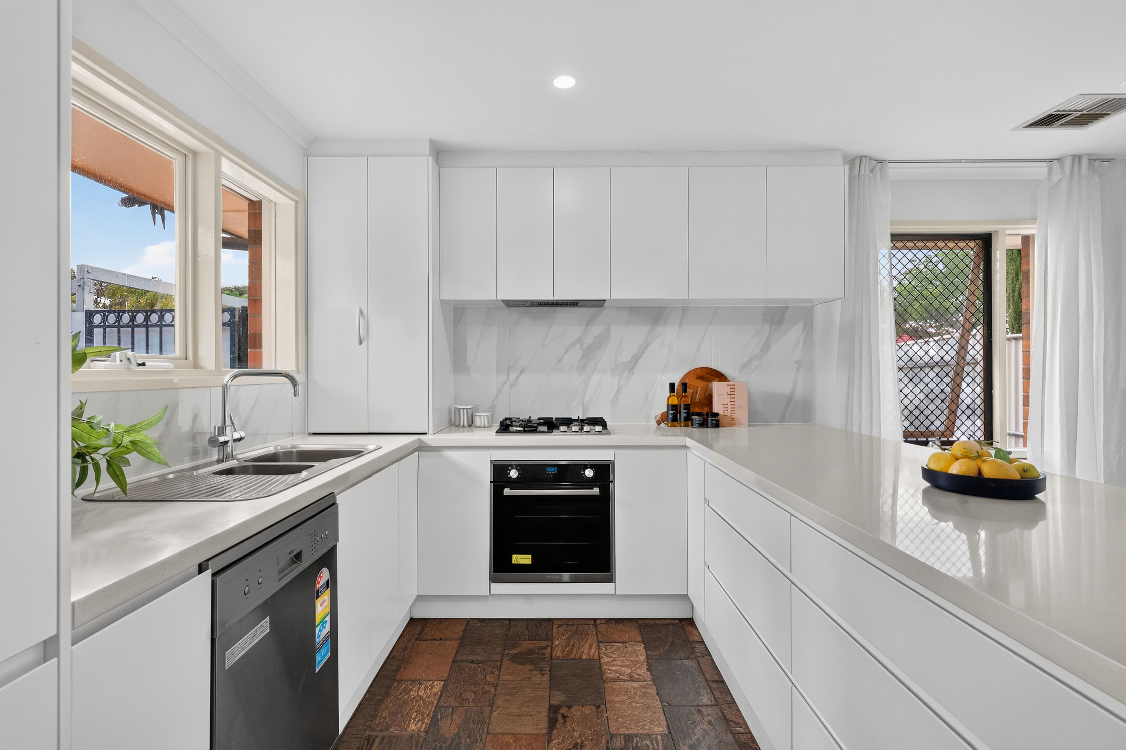 27 Torrens Crescent — photo 3 of 16