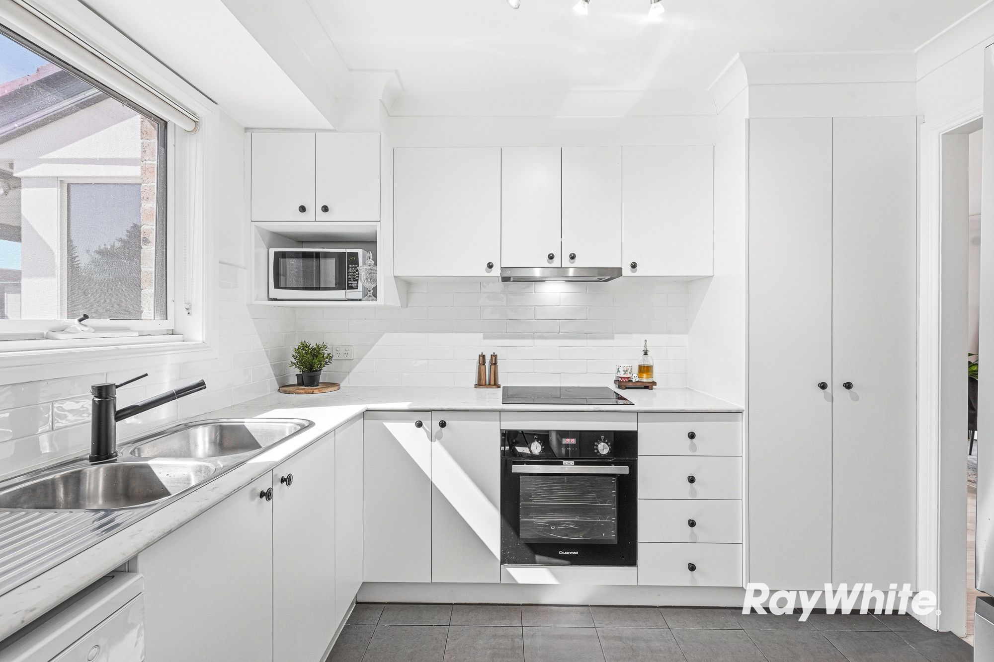 2/203 Stafford Street — photo 5 of 22