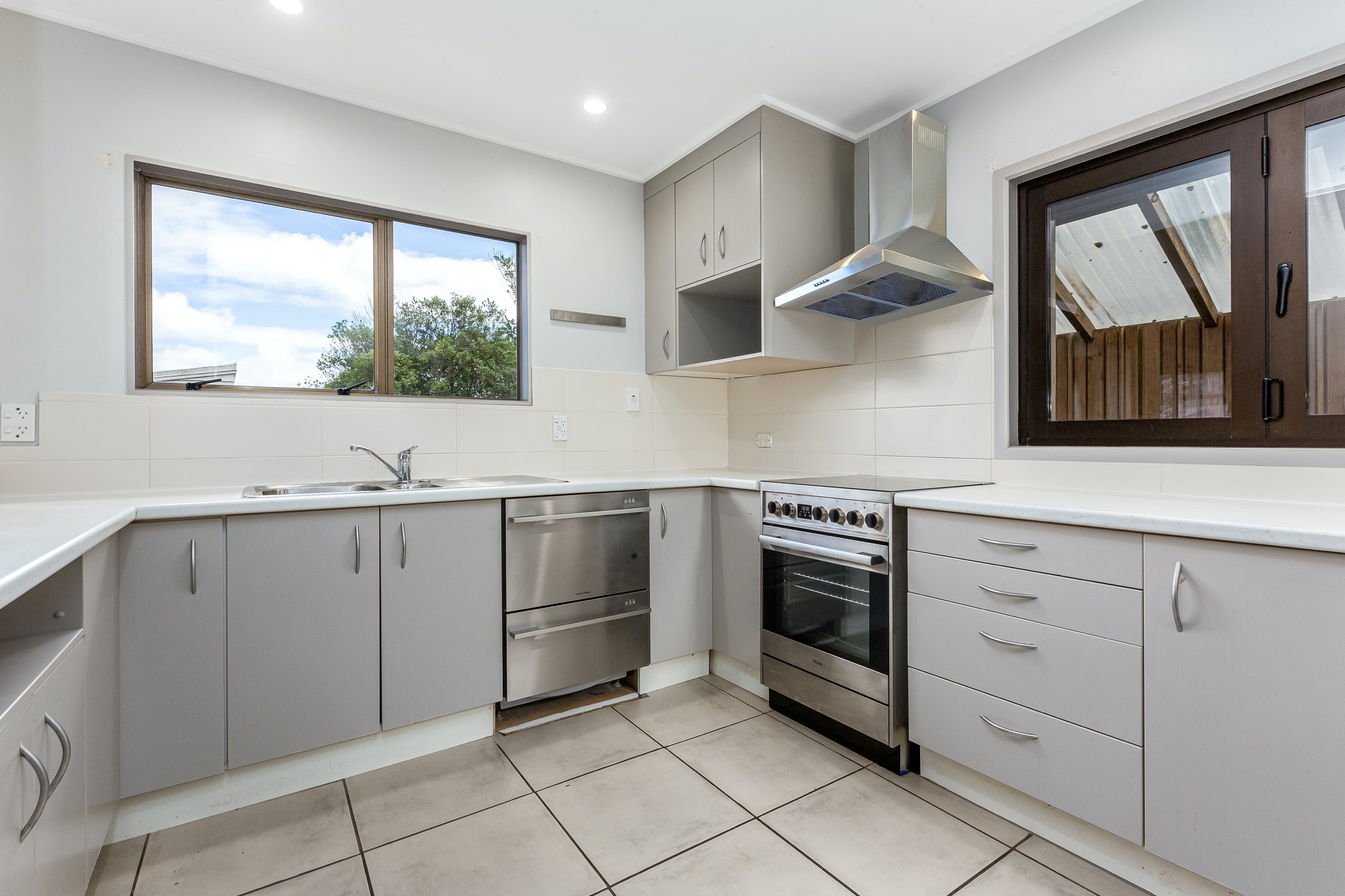 8 Dominica Crescent, Grenada Village, Wellington City