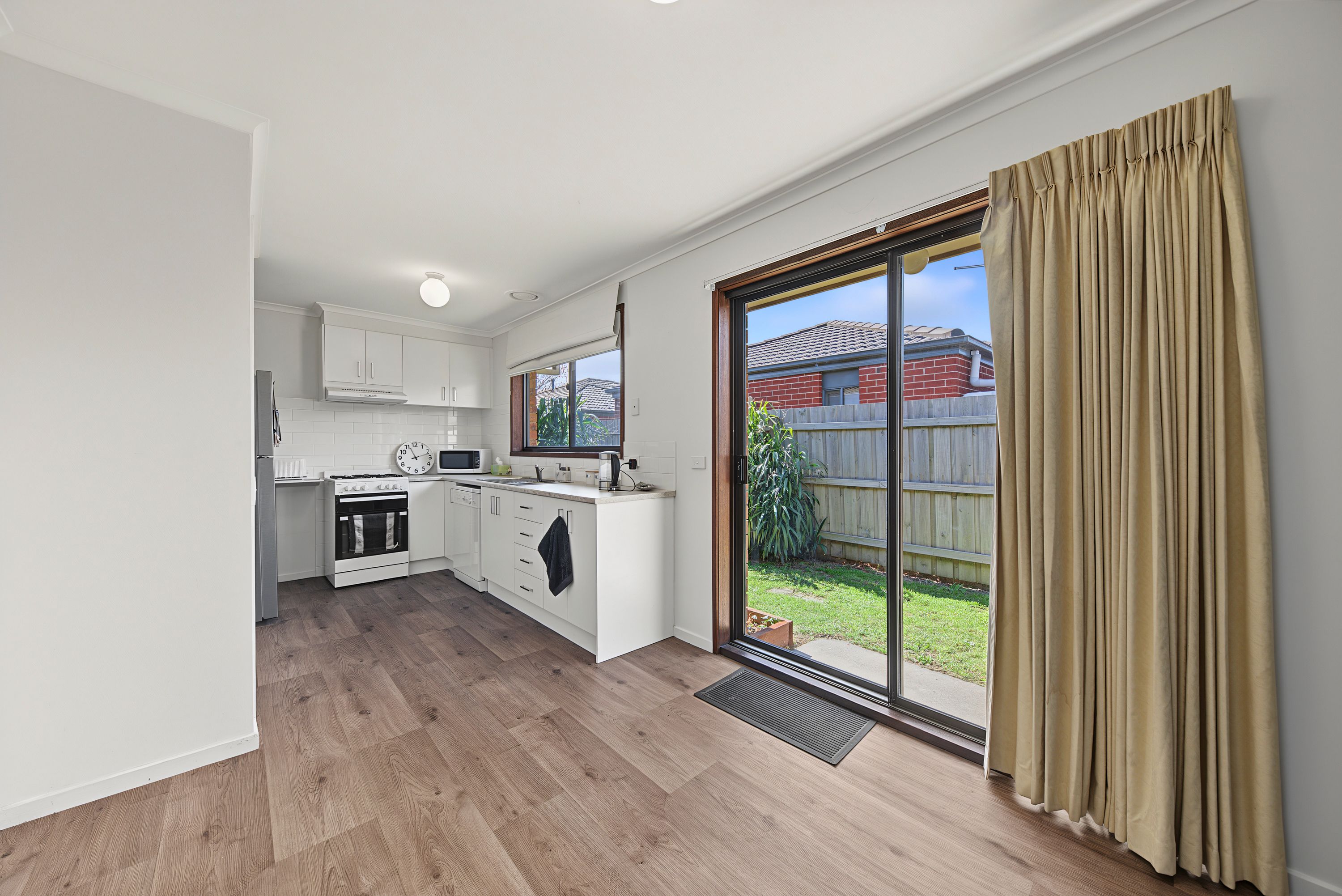 2/11 Acacia Court — photo 4 of 17