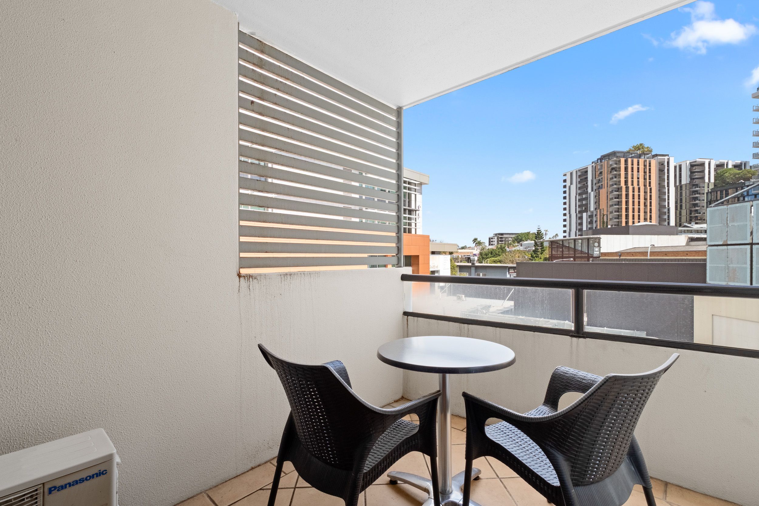 312 & 313/5 Edmondstone Street — photo 8 of 14