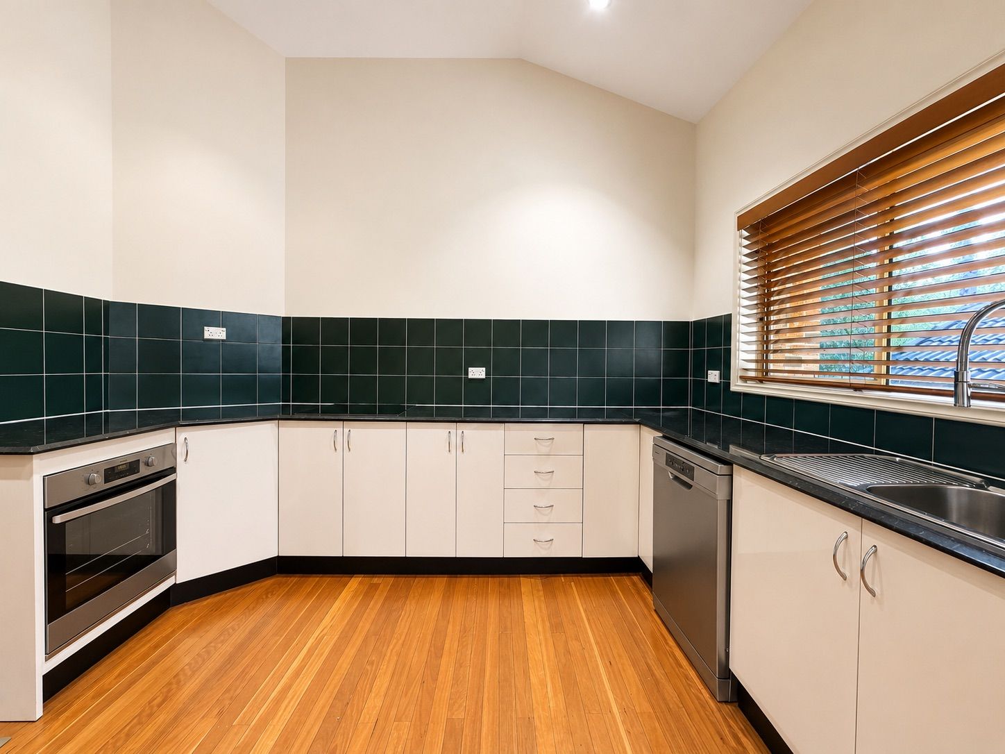 84 Beaumaris Drive — photo 3 of 19