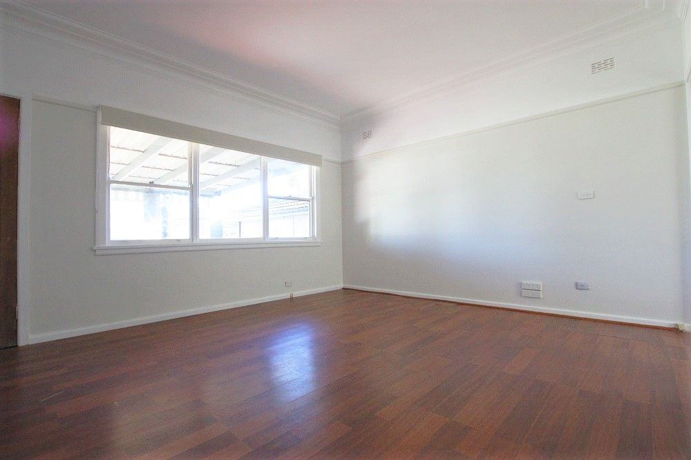 27 Wattle Avenue, Macquarie Fields, NSW 2564