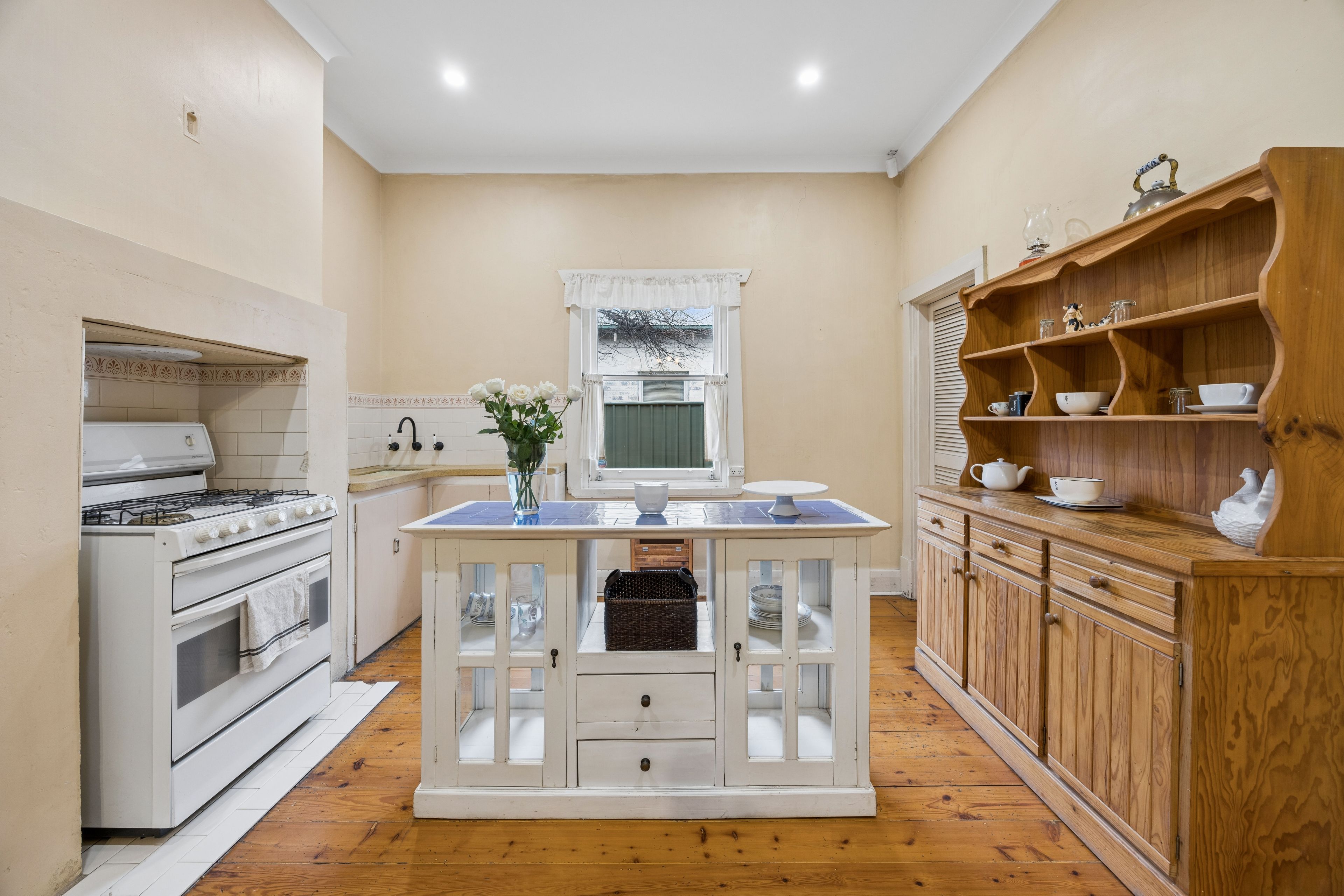 19 Leslie Street West — photo 4 of 12
