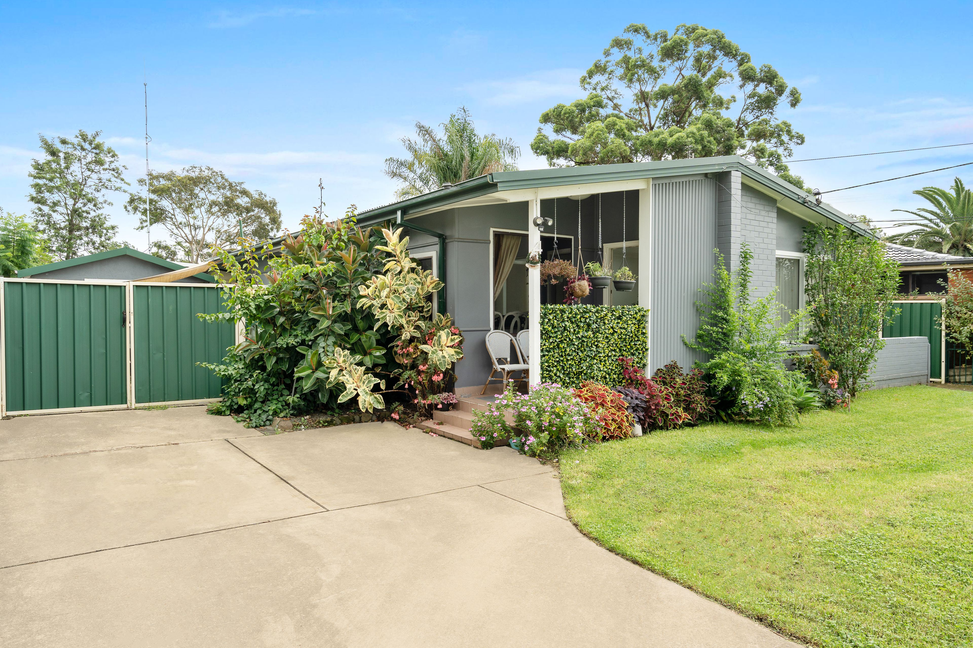 4 Papeete Avenue, Lethbridge Park, NSW 2770