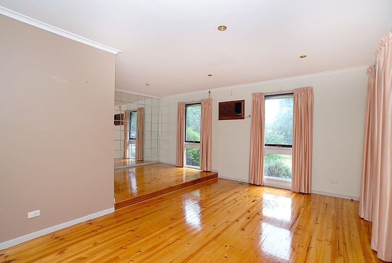 8 Greenaway Drive, Ferntree Gully, VIC 3156