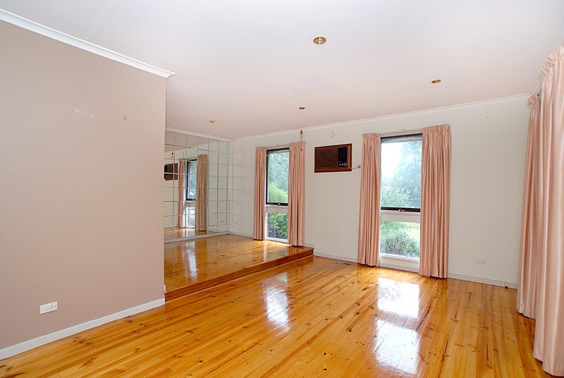 8 Greenaway Drive, Ferntree Gully, VIC 3156