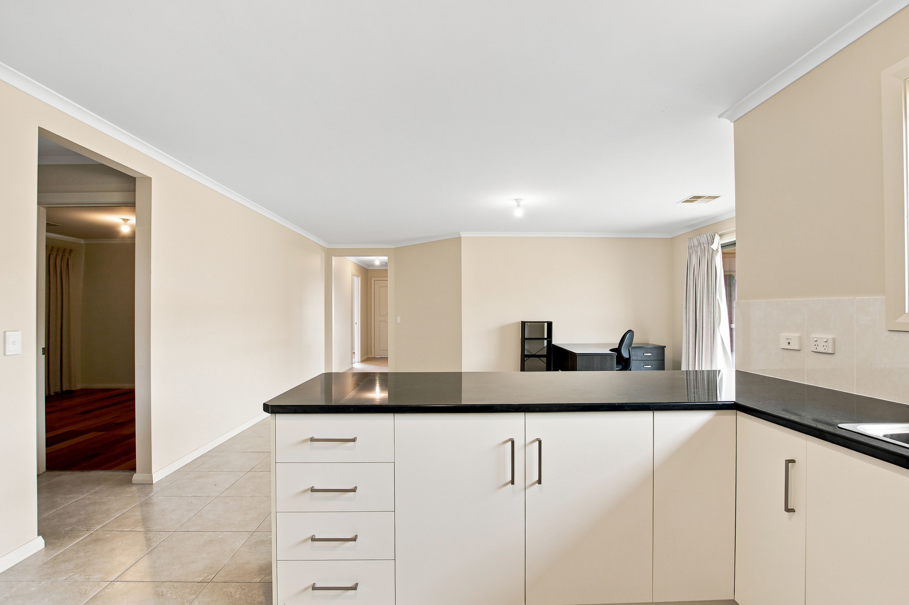 12 Edwards Crescent — photo 8 of 19
