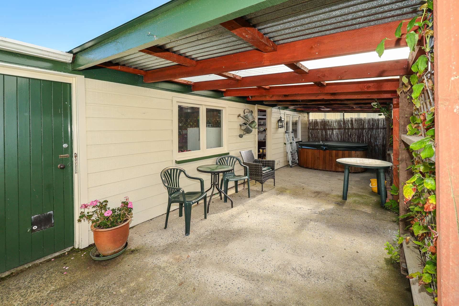 235 Gladstone Road North photo 21