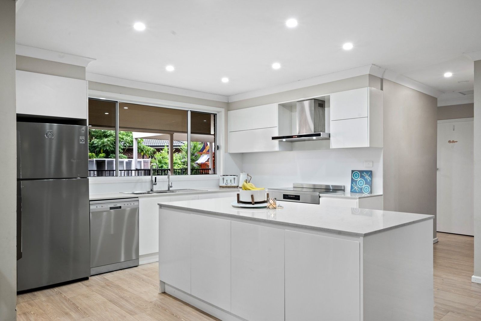 19 Isabella Street — photo 4 of 11