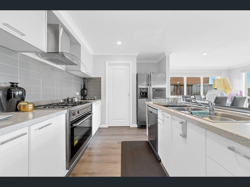 5 Fernlea Street, Clyde North, VIC 3978