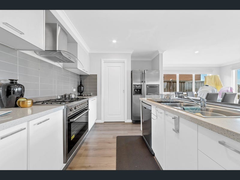 5 Fernlea Street, Clyde North, VIC 3978
