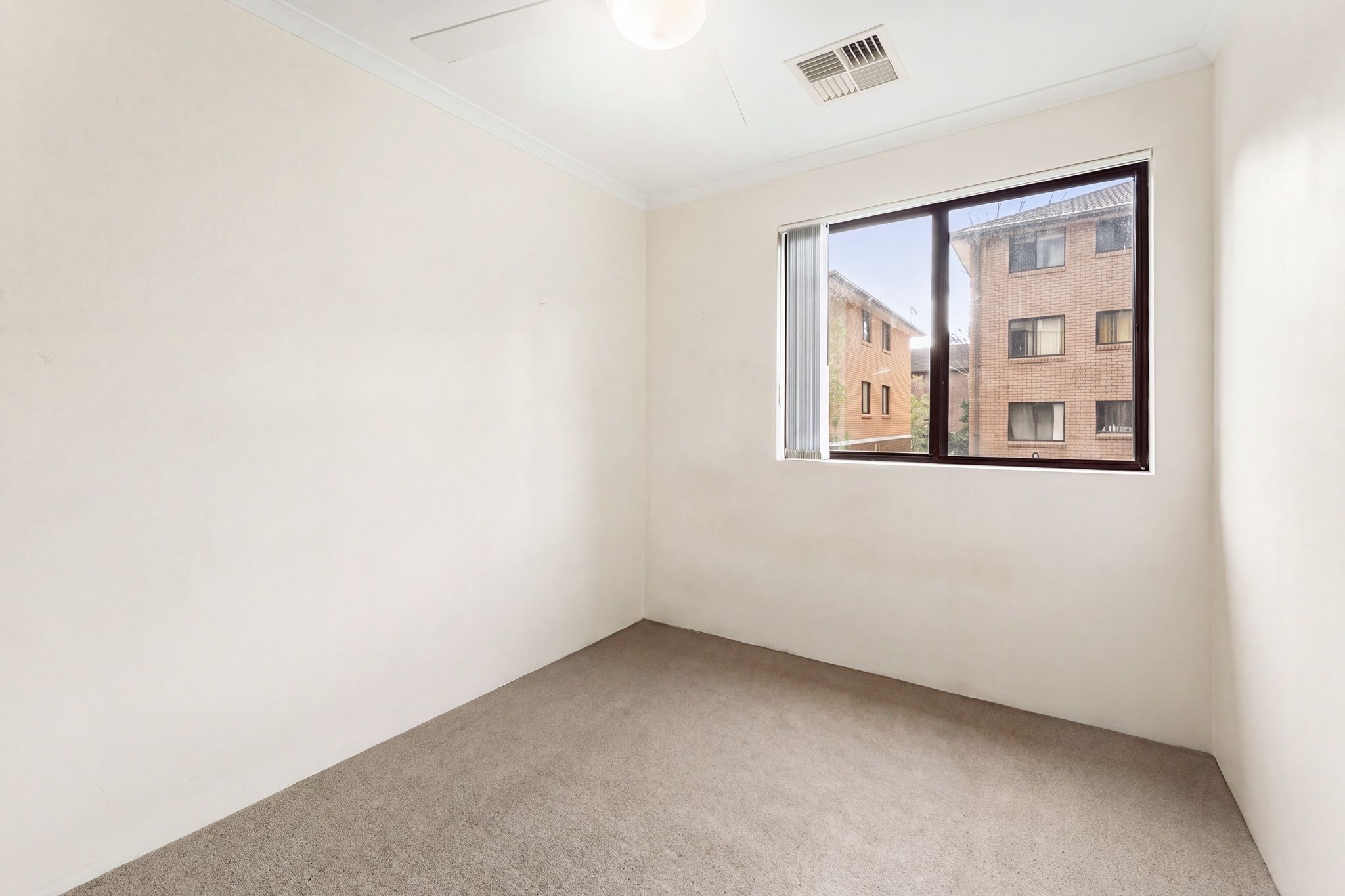 11/16 Luxford Road — photo 7 of 12