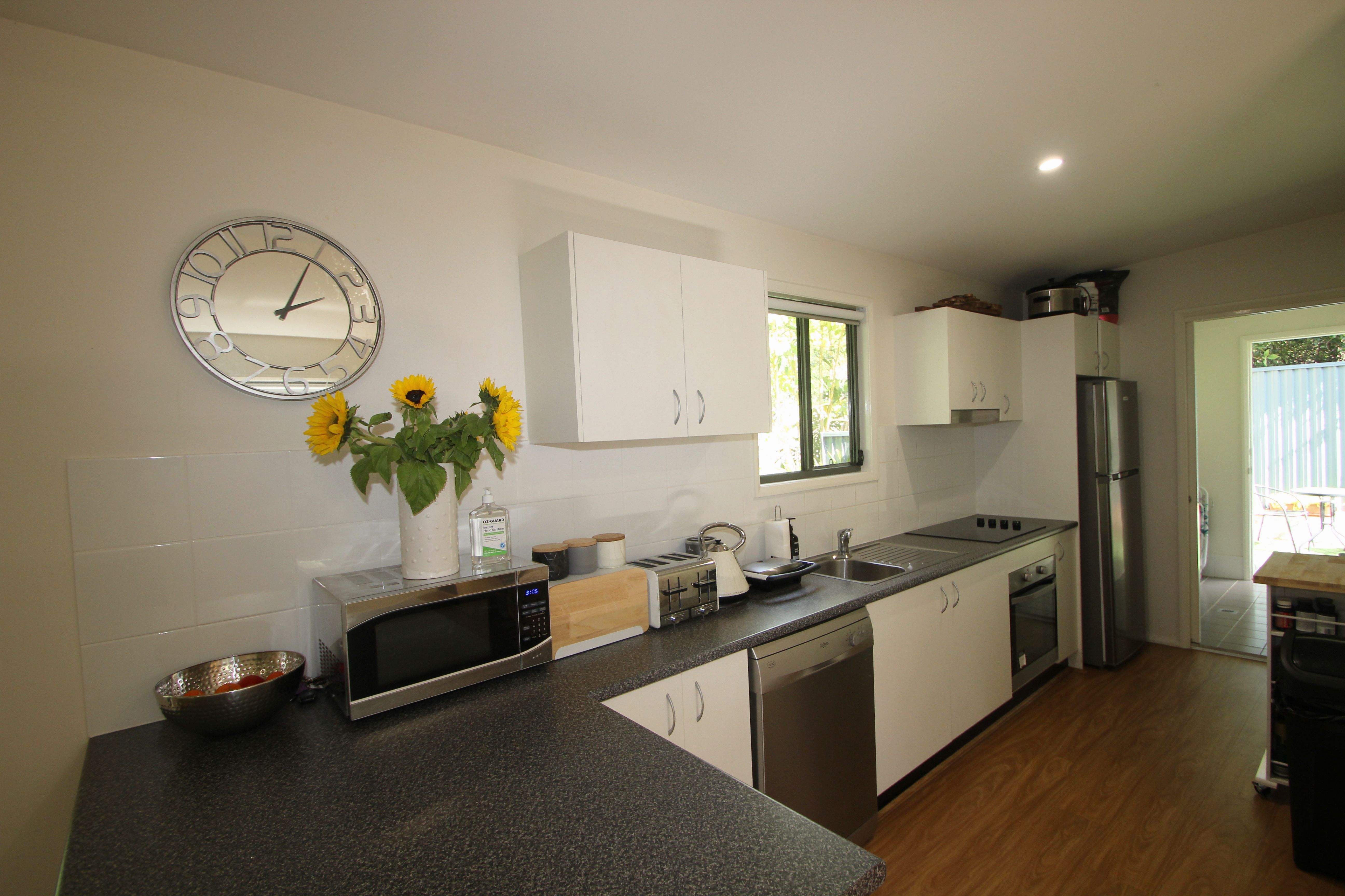Elegant family entertainer with a separate granny flat, near level rear lawns, 300m to village shops and eateries — photo 11 of 11