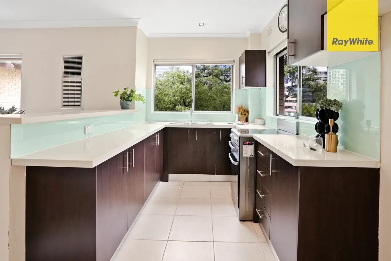 9/1 Robertson Street — photo 3 of 8