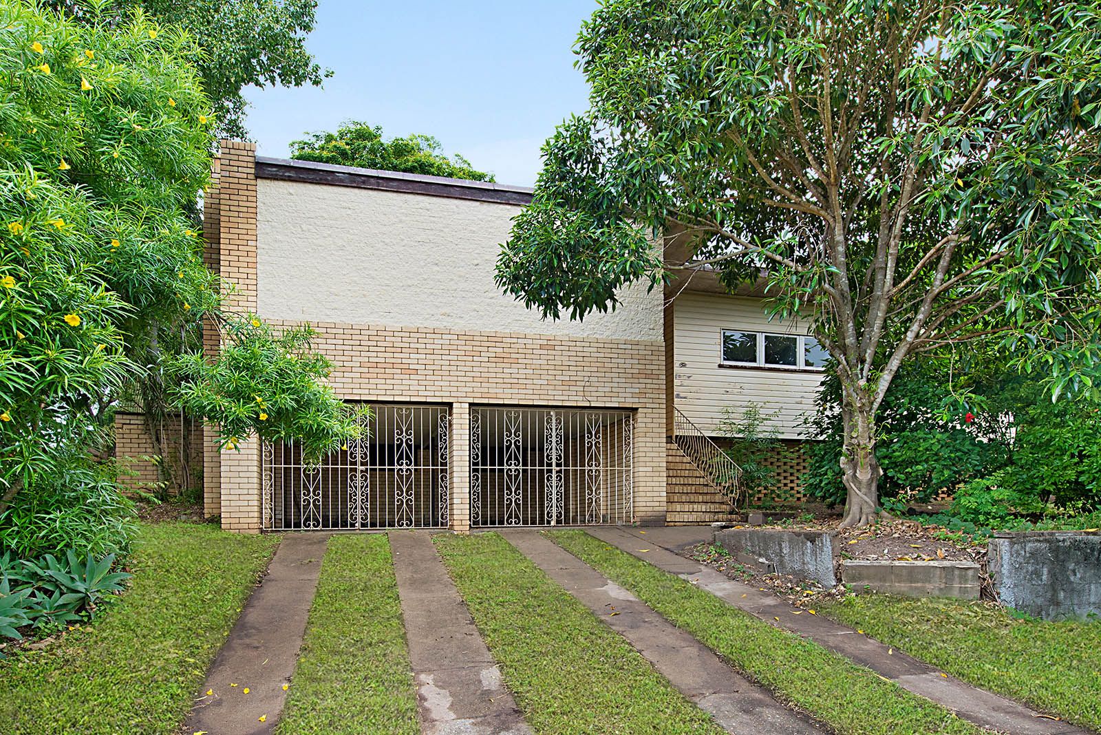 1 Baree Street, Kenmore QLD 4069
