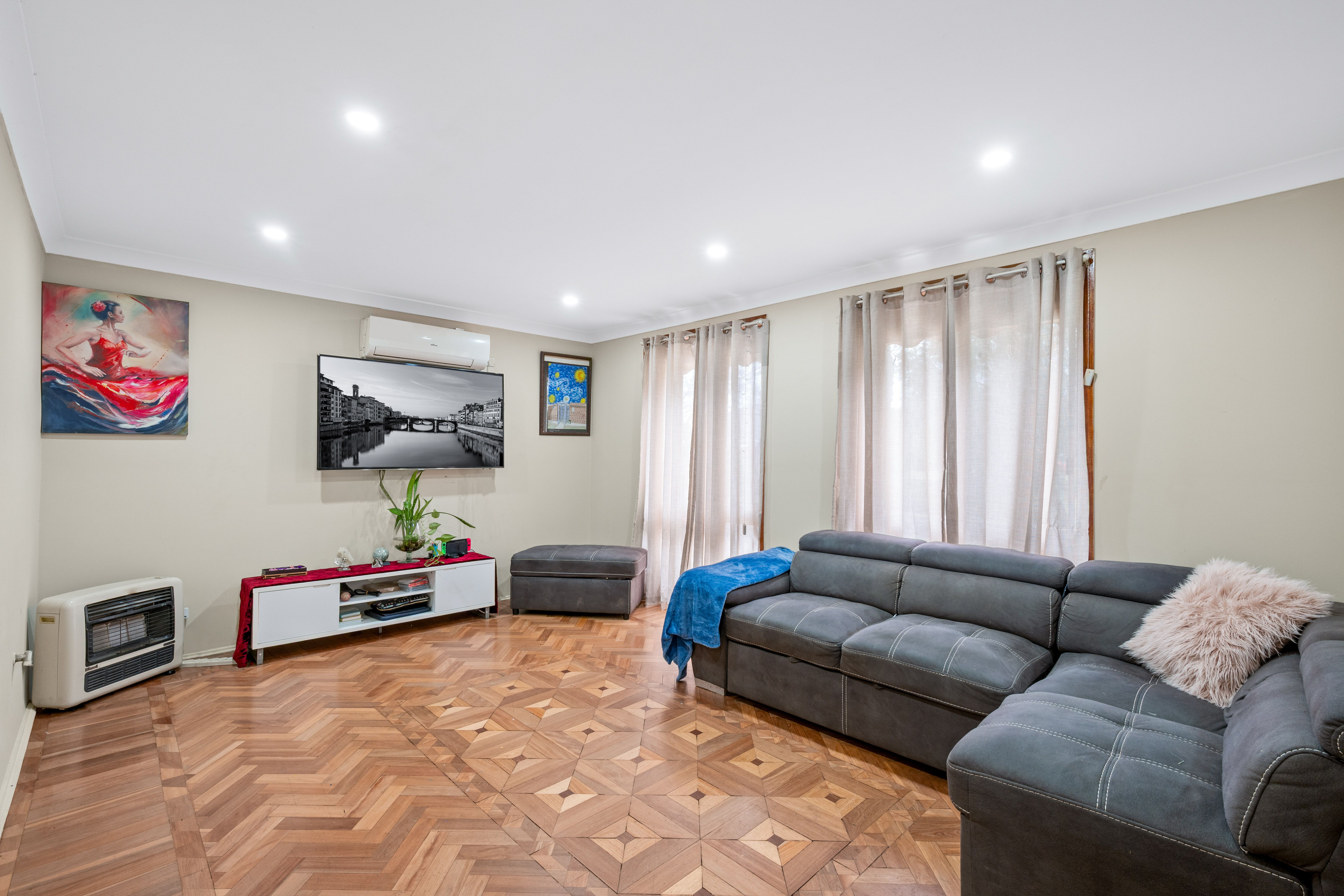 96 Cleopatra Drive, Rosemeadow, NSW 2560