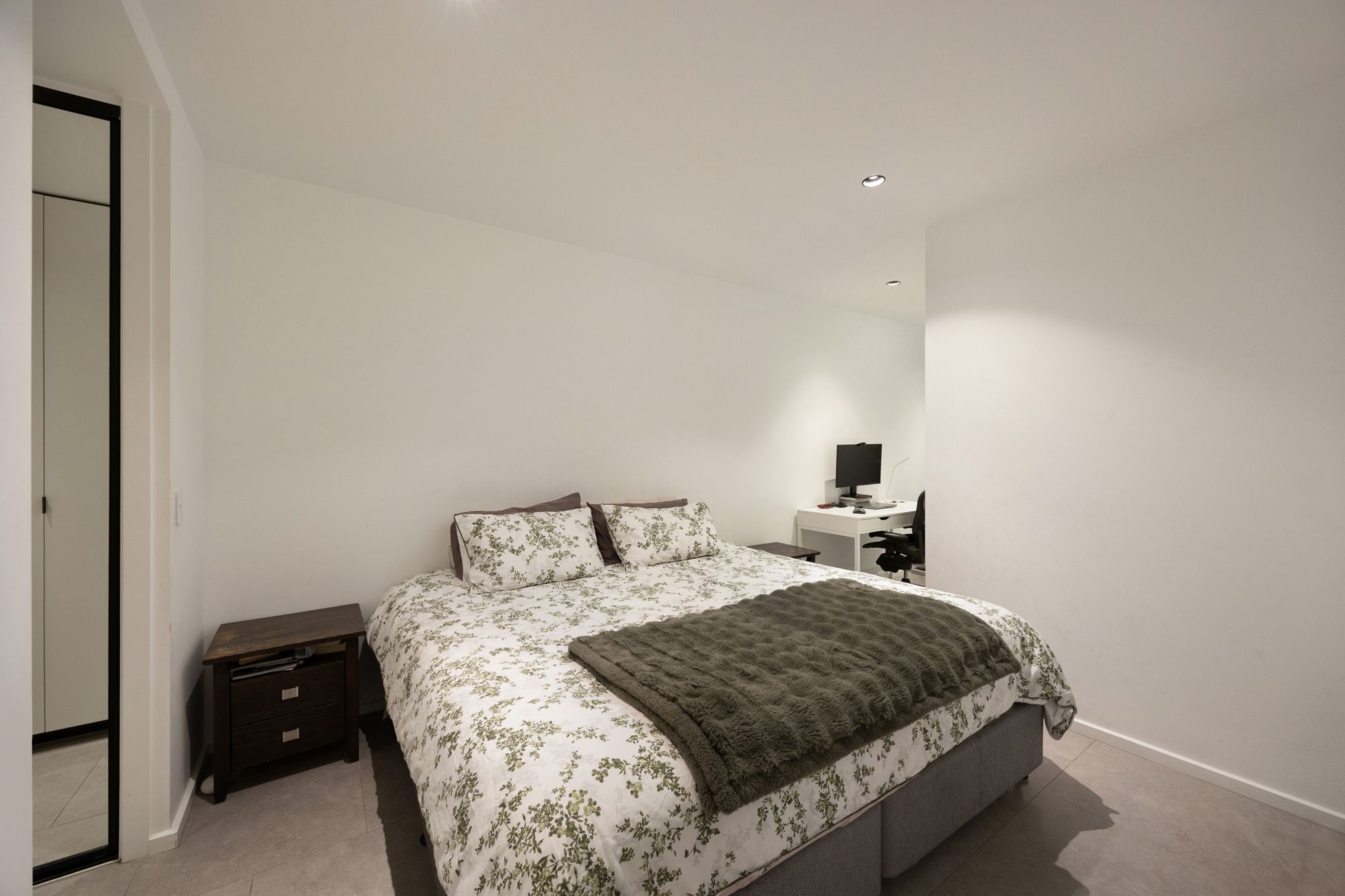 Three-bedroom courtyard apartment in the heart of Teneriffe — photo 8 of 14