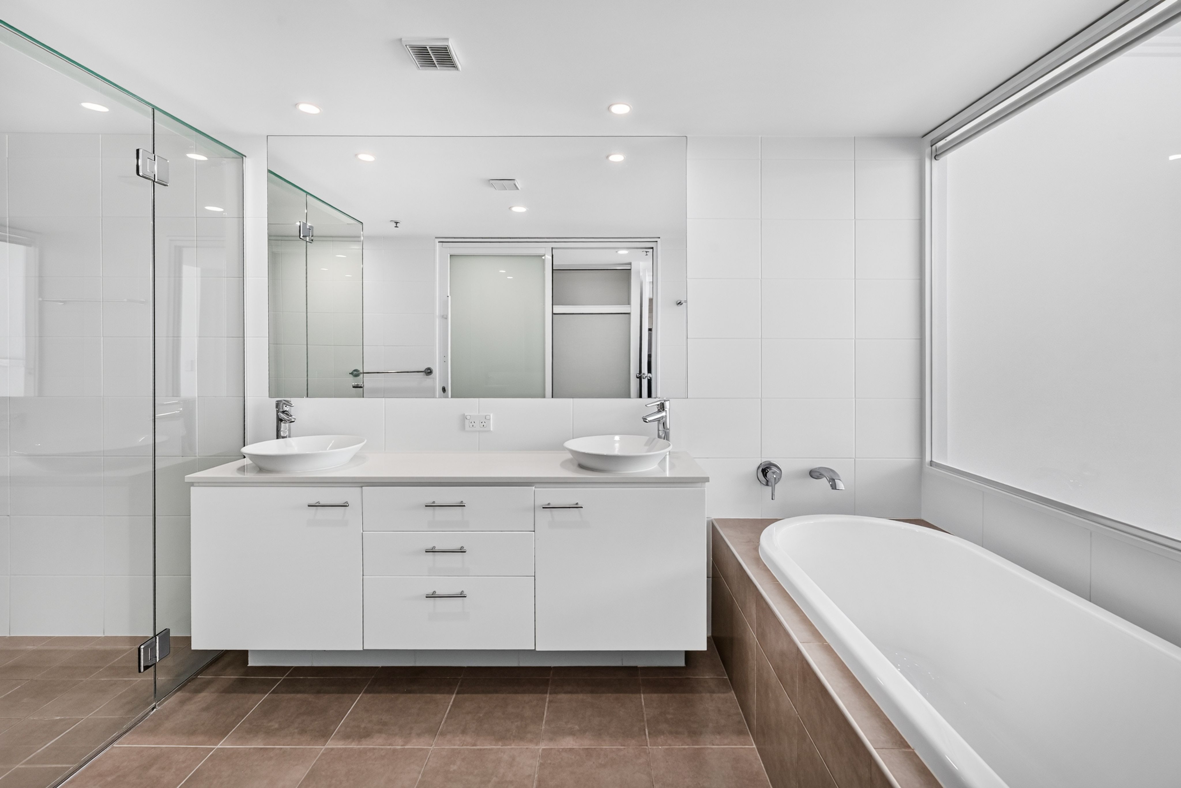 1502/33 T E Peters Drive — photo 12 of 17