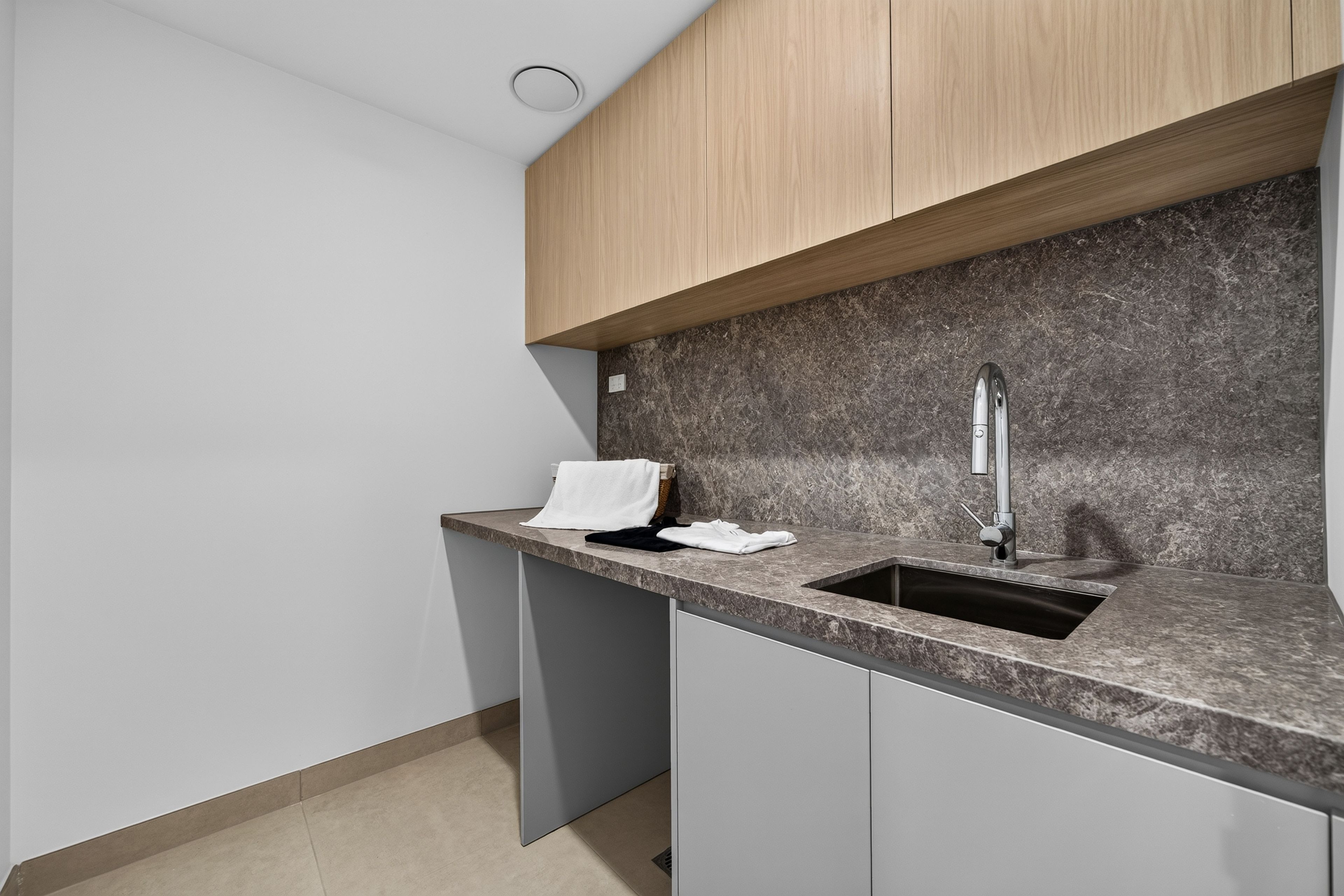 302/76 Beach Road — photo 21 of 27