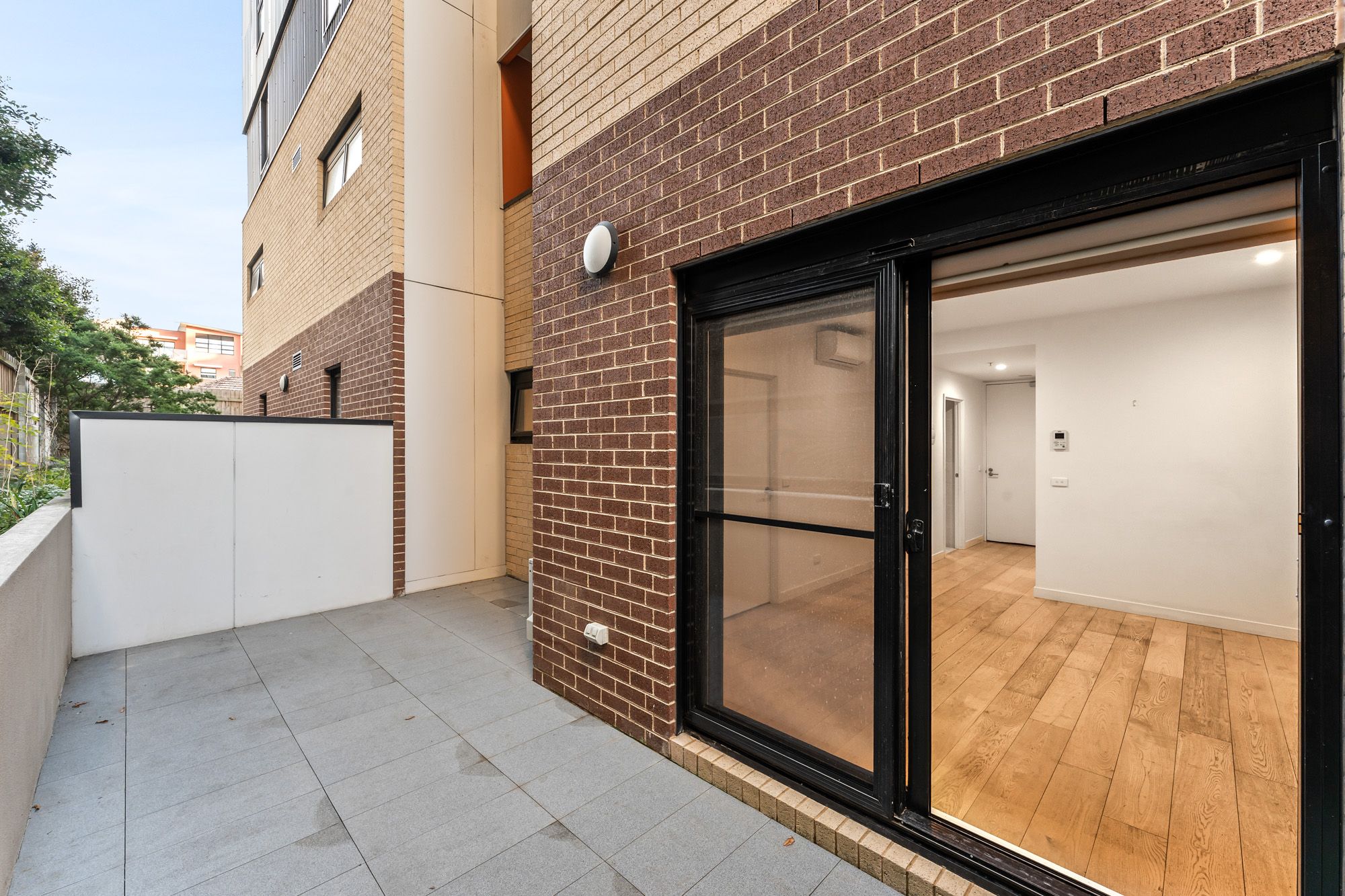 G03/19 Irving Avenue — photo 6 of 7