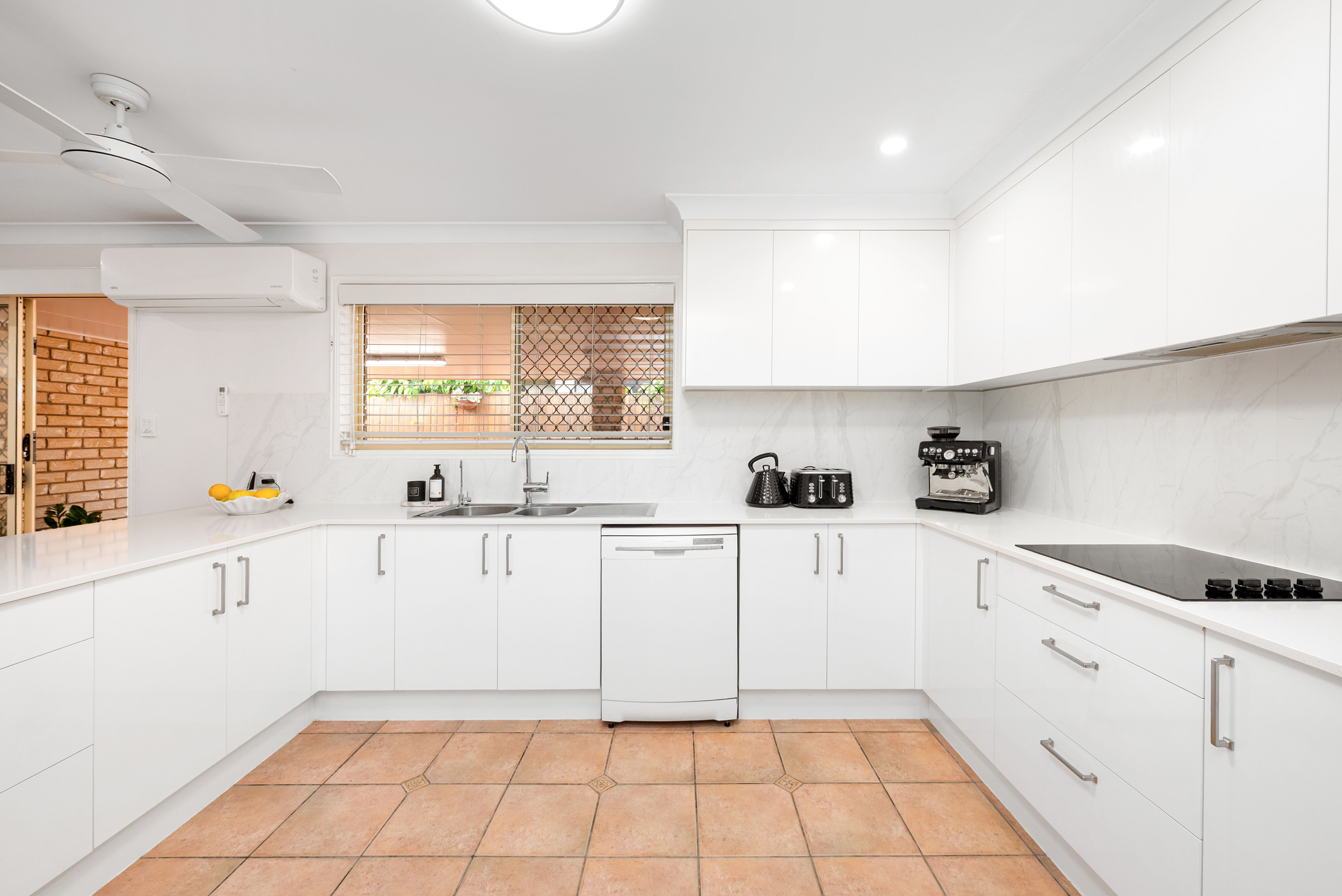 11 Hereford Crescent, Carindale, QLD 4152