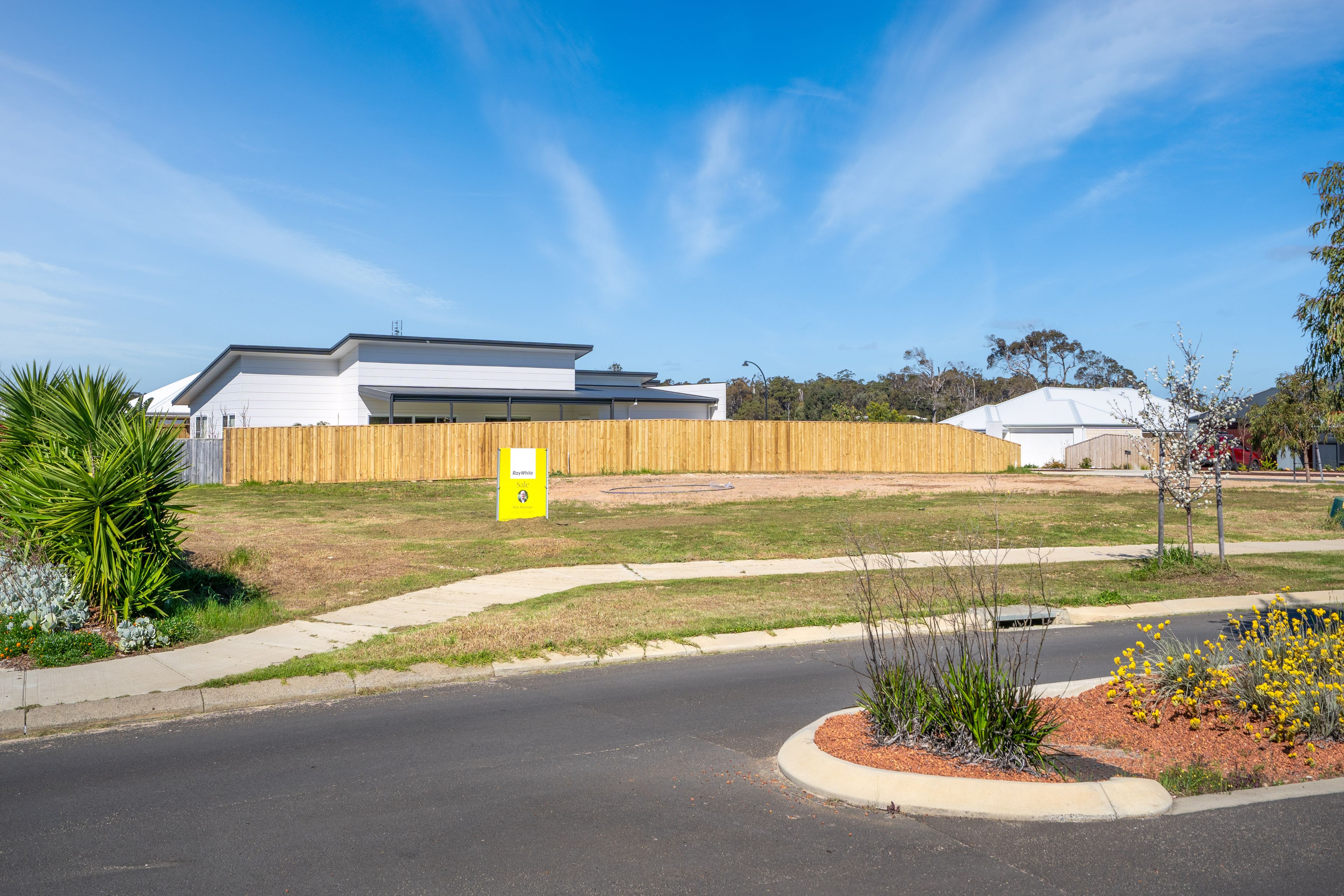 92 Leschenaultia Avenue — photo 3 of 10