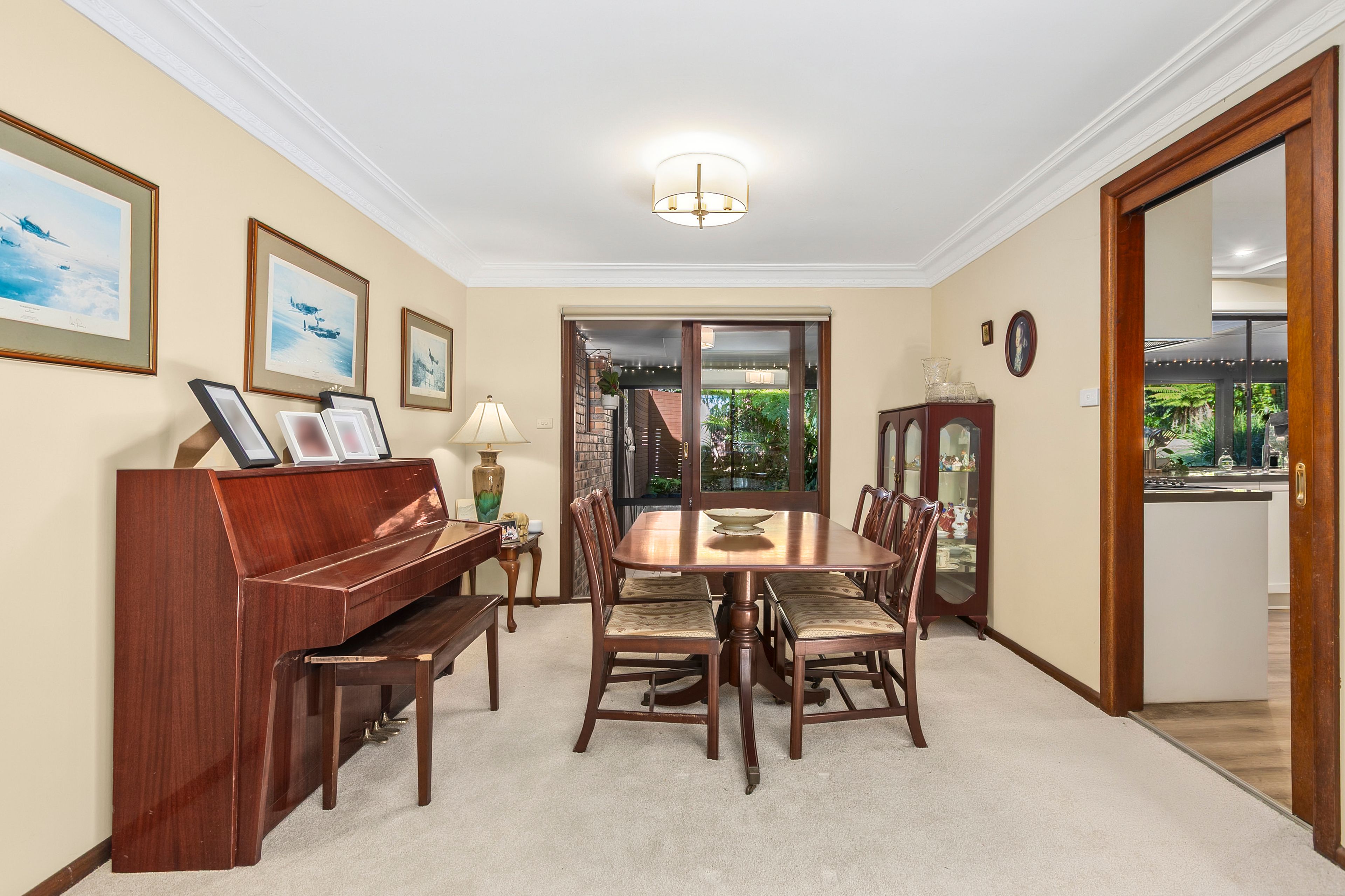 Elegant family entertainer with a separate granny flat, near level rear lawns, 300m to village shops and eateries — photo 6 of 11