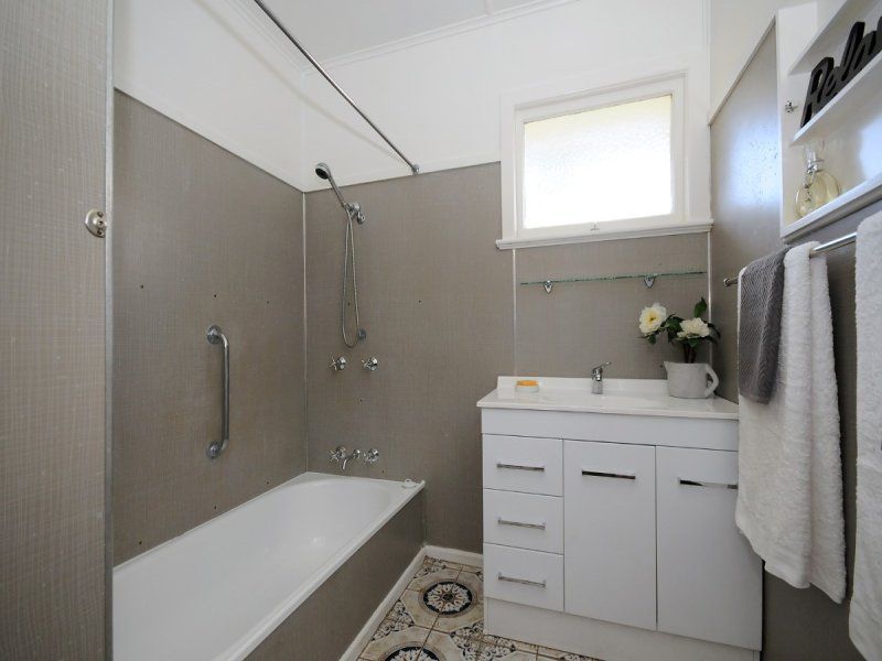 8 Esther Street, Mount Lofty, QLD 4350