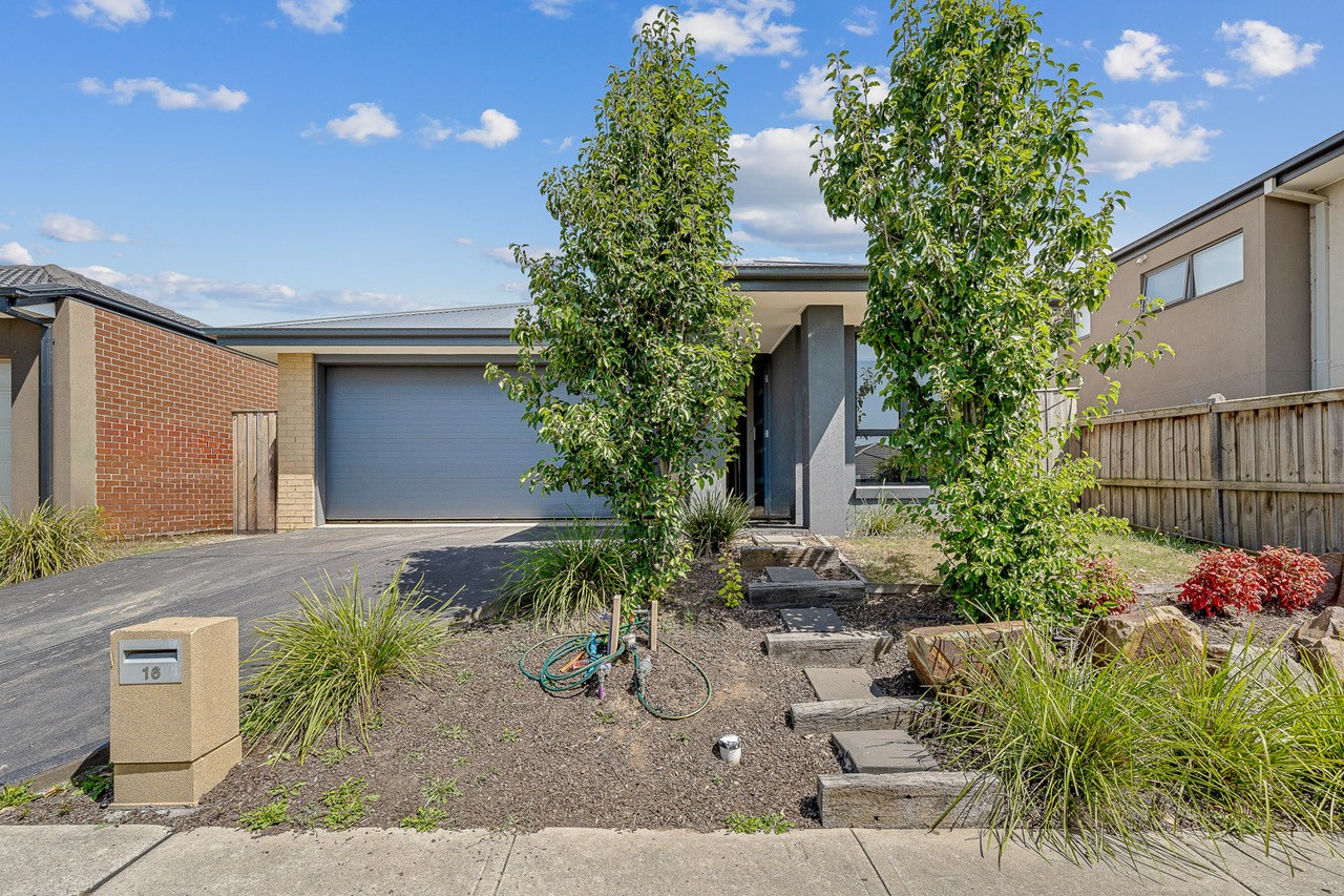 16 Barcelona Avenue, Clyde North, VIC 3978