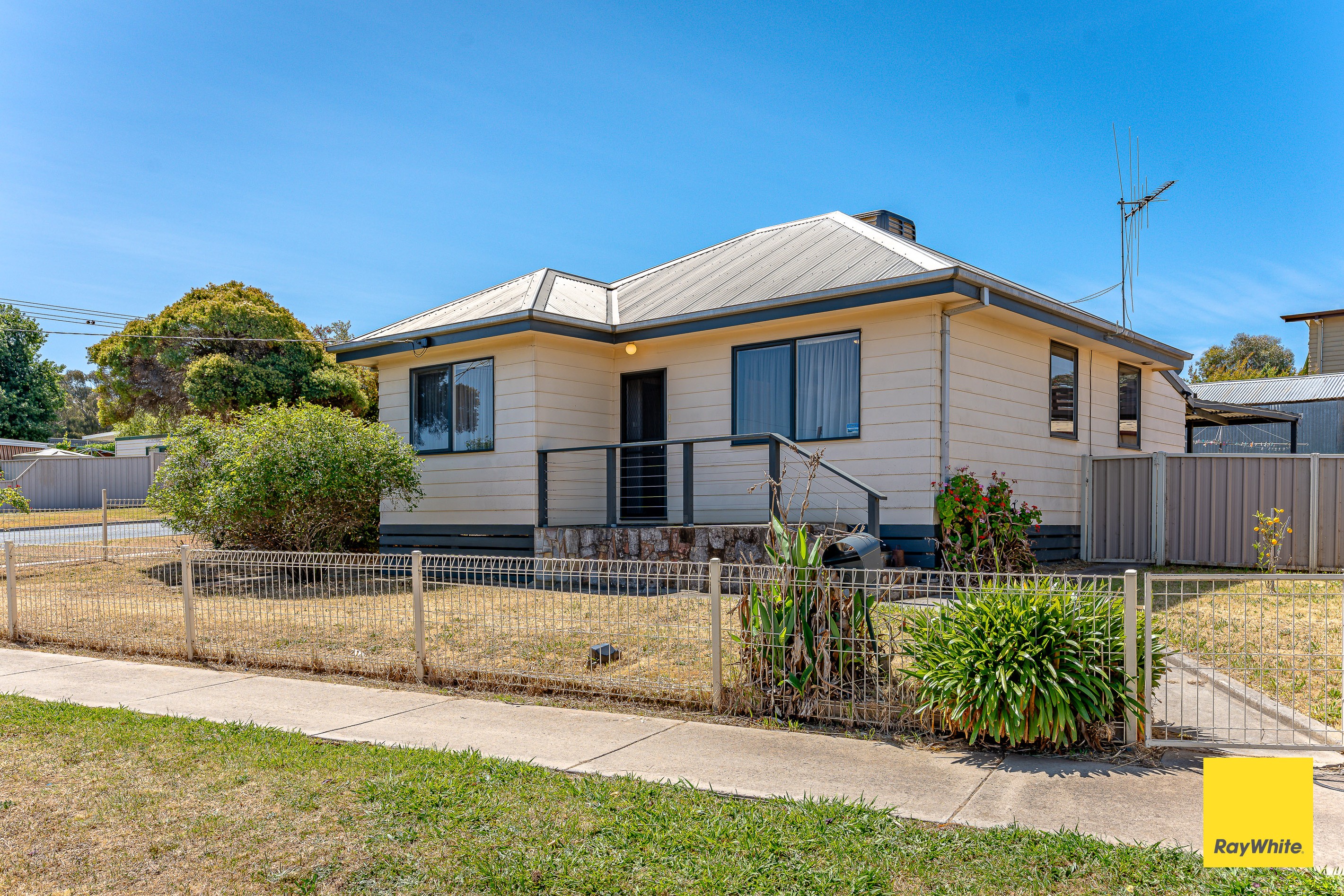 6 Symonds Street, Golden Square, VIC 3555