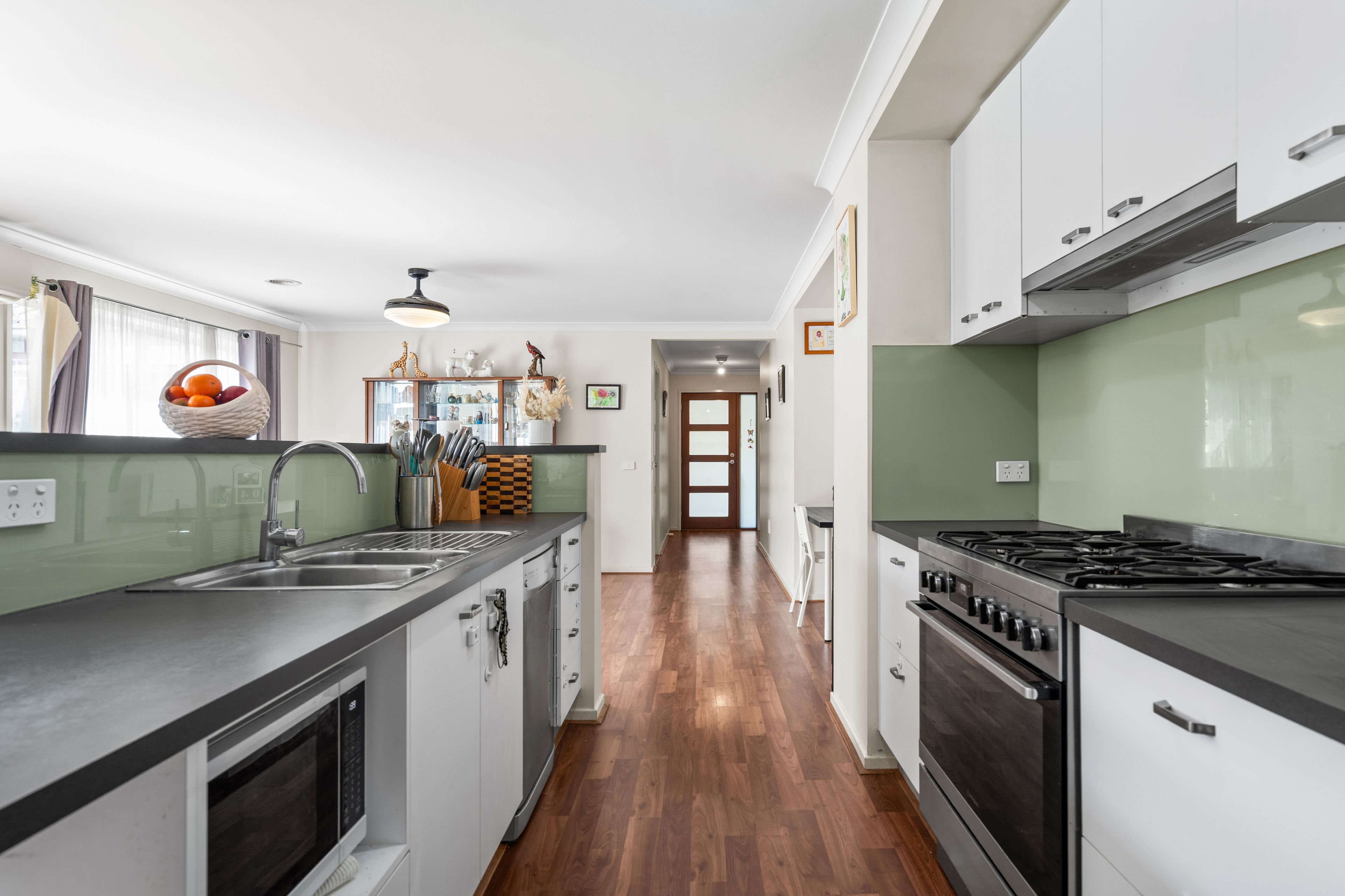 15 Stoneleigh Road — photo 4 of 23
