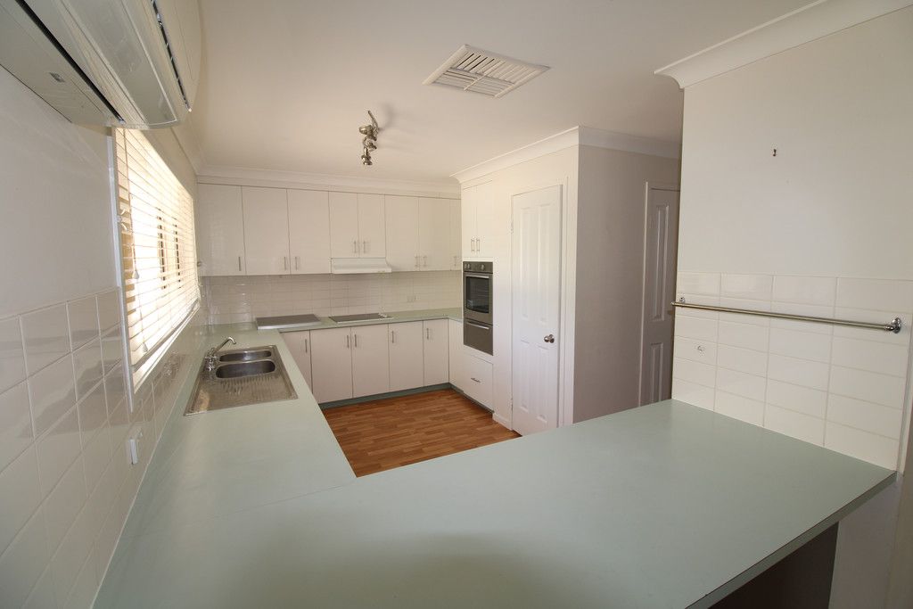 21 Cowan Crescent, Emerald, QLD 4720