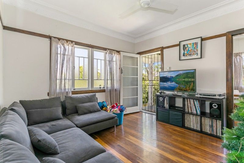 33 Dan Street, Graceville, QLD 4075