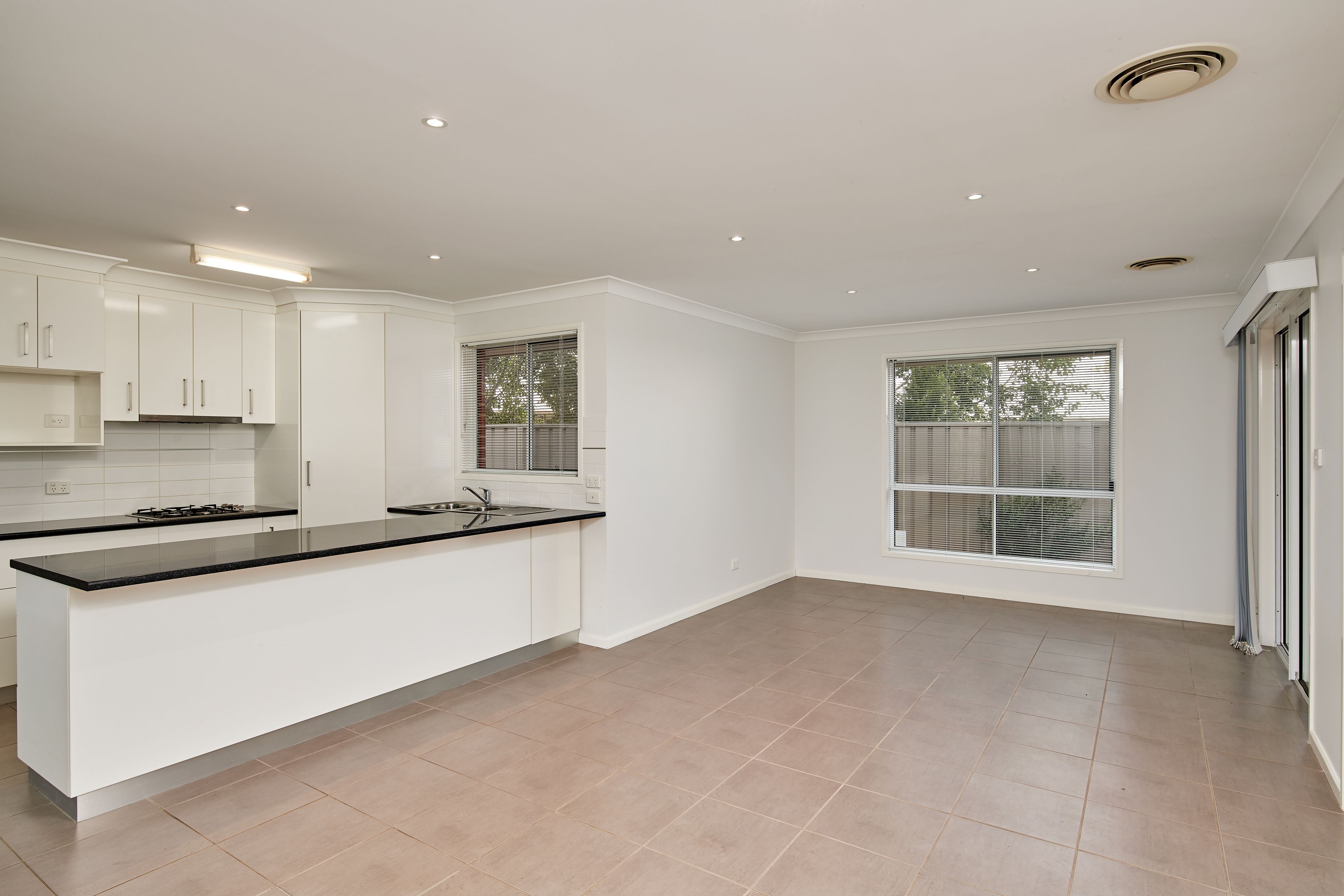 1/23 Warambee Street, Glenfield Park, NSW 2650