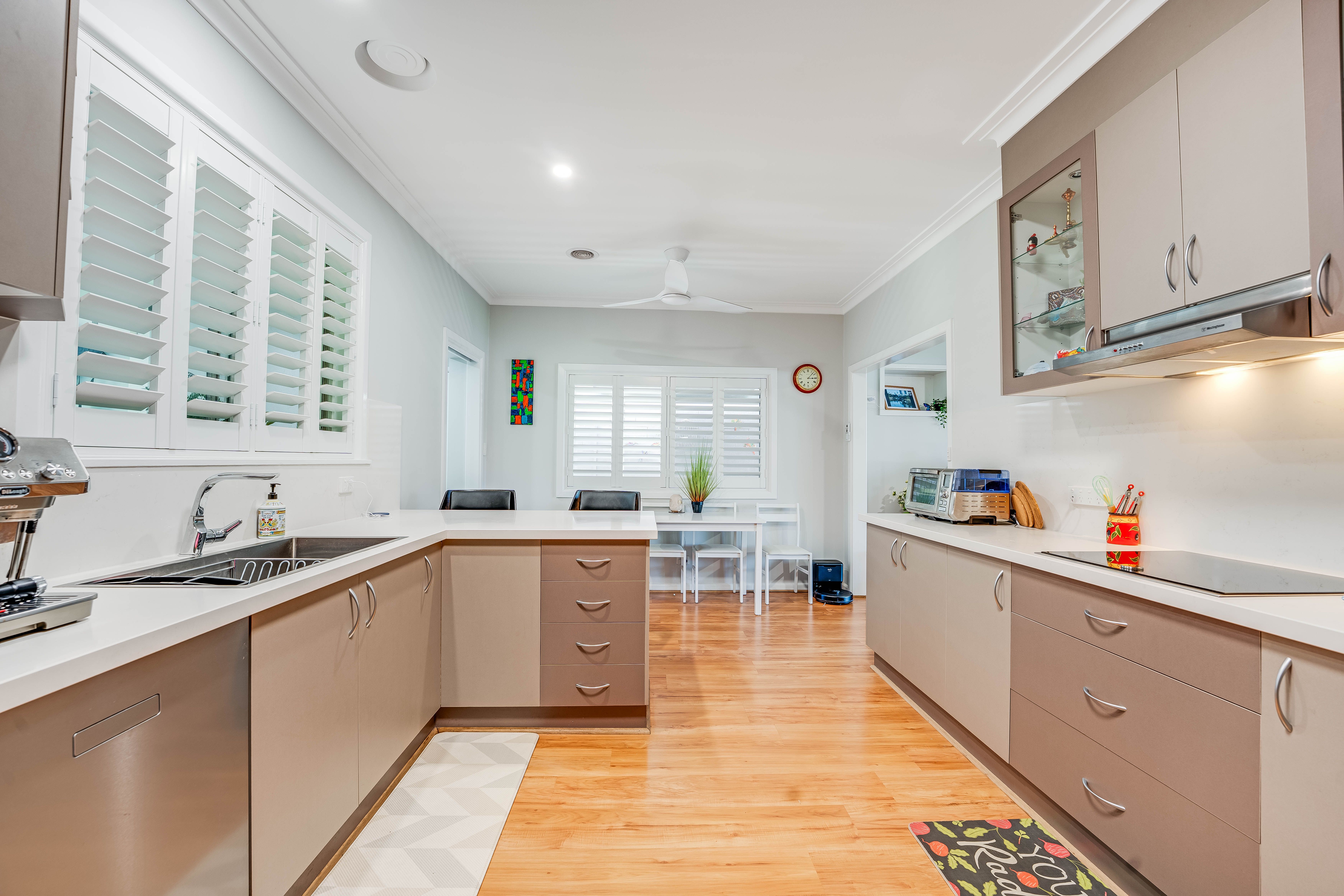 977 Duffy Crescent — photo 10 of 30