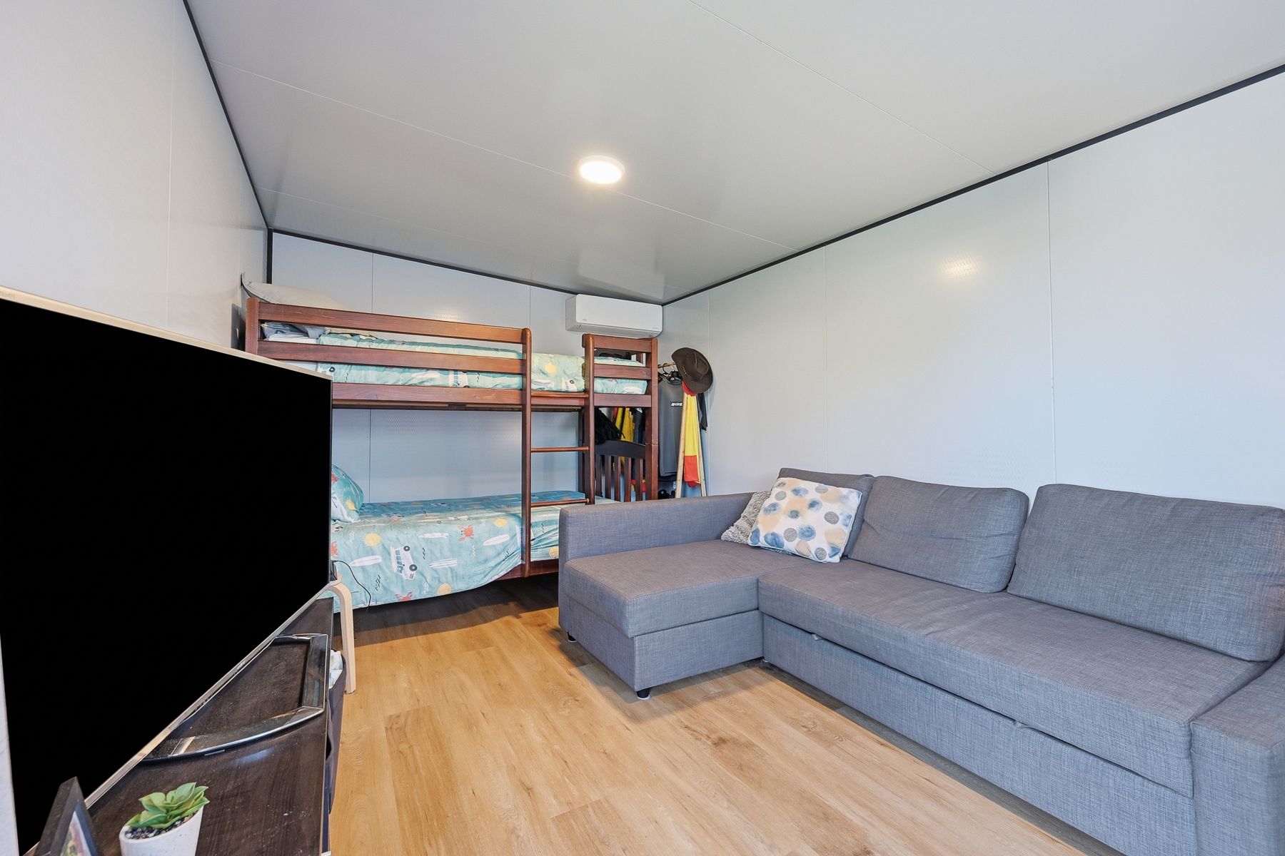 102 Anglers Road — photo 16 of 19