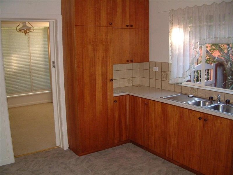 5 Michael Avenue — photo 2 of 4
