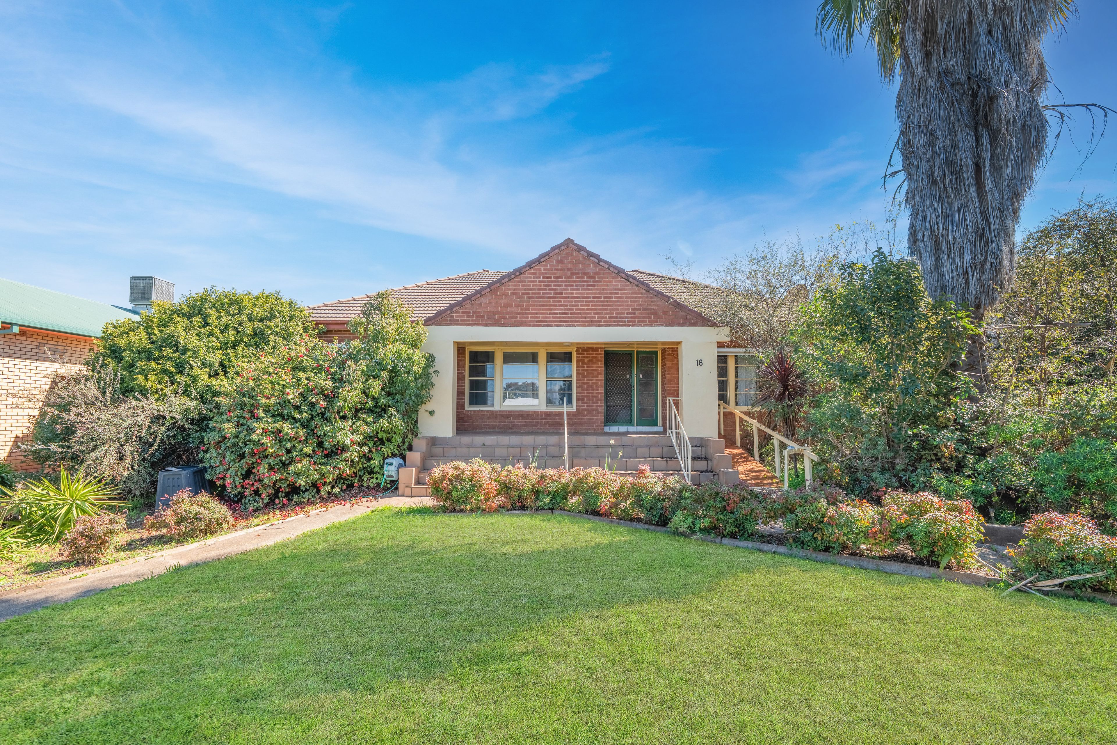 16 Hume Street, Parkes NSW 2870