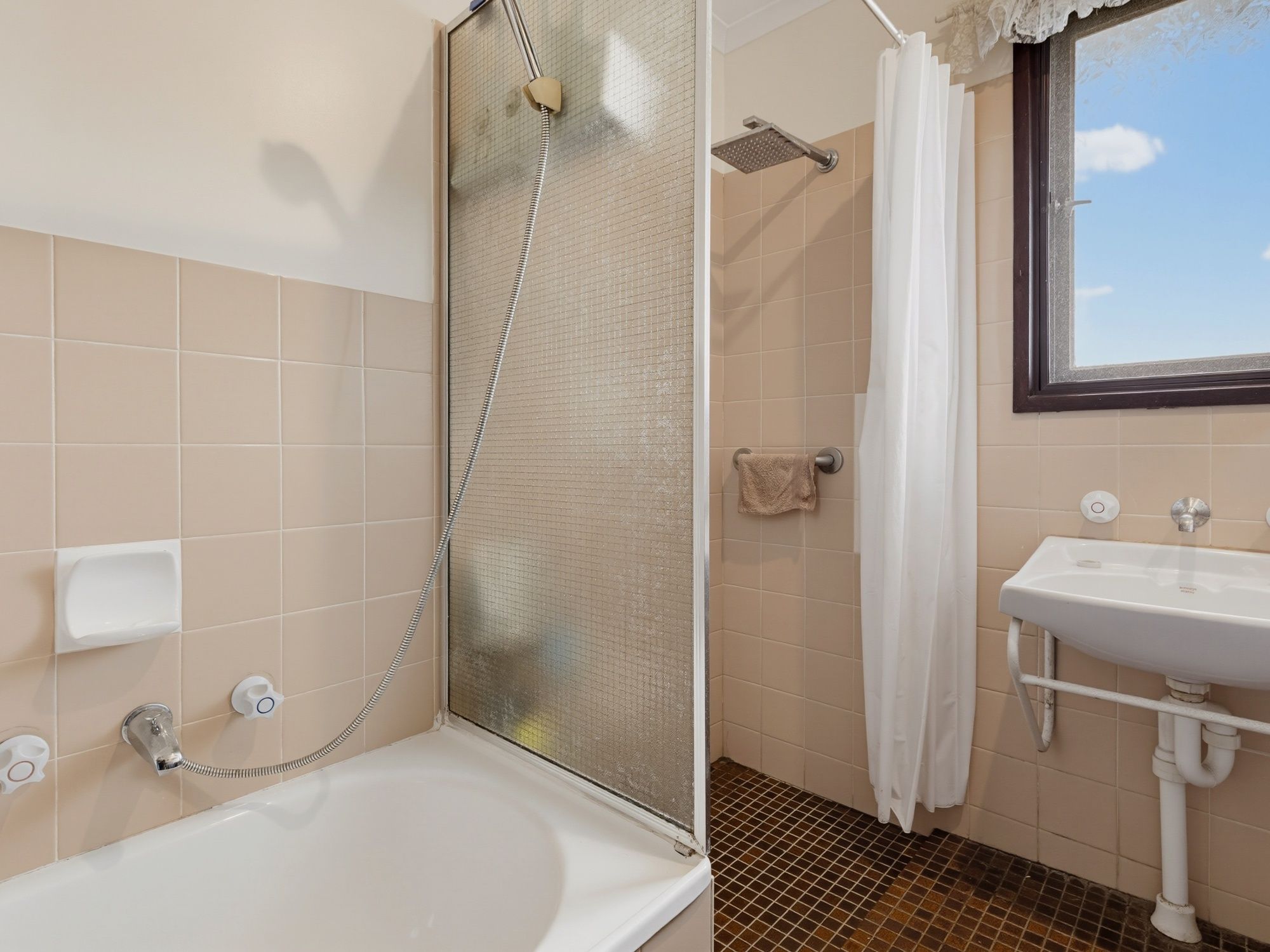 63 Glenhelen Road — photo 10 of 16