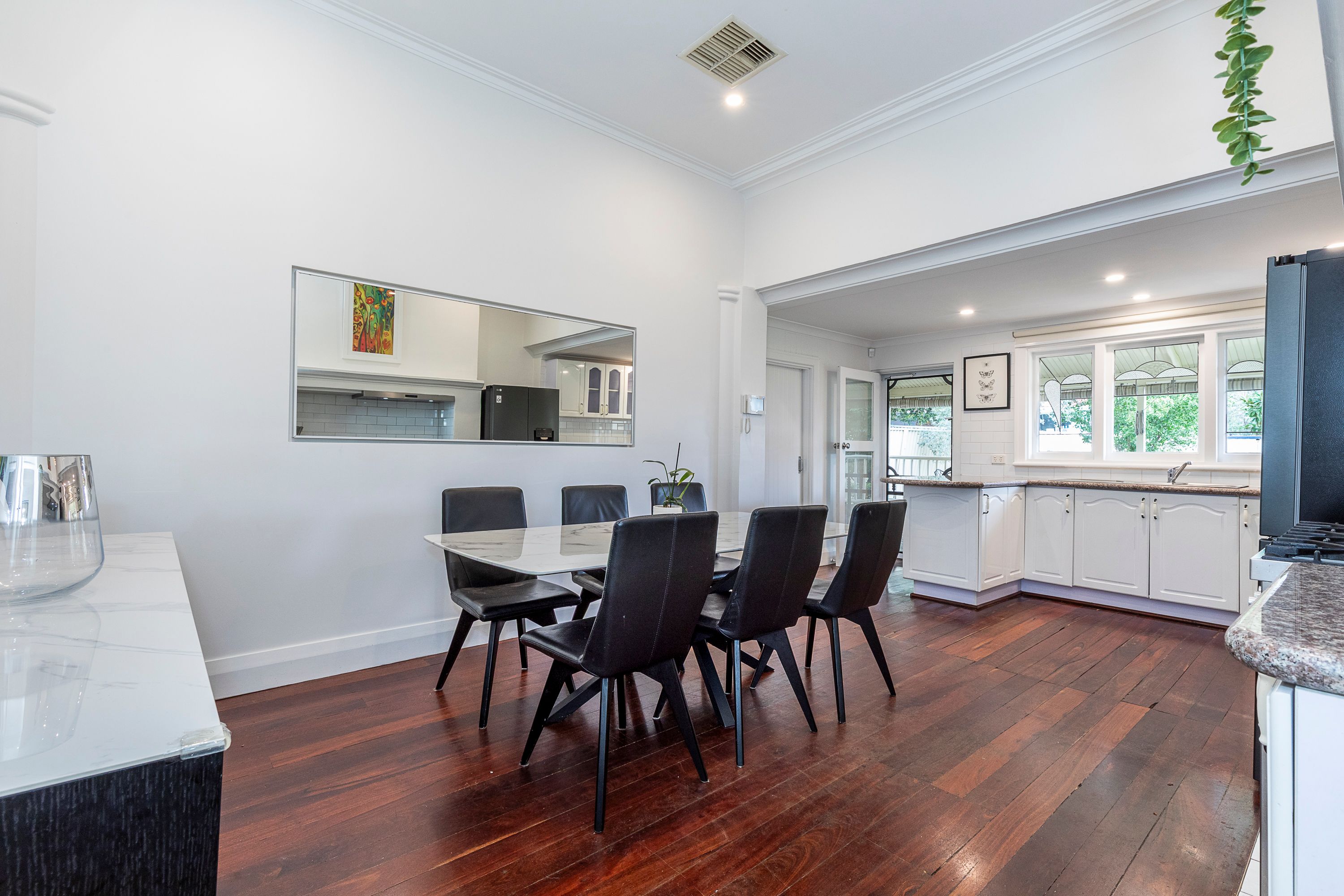17 Thongsbridge Street — photo 22 of 30