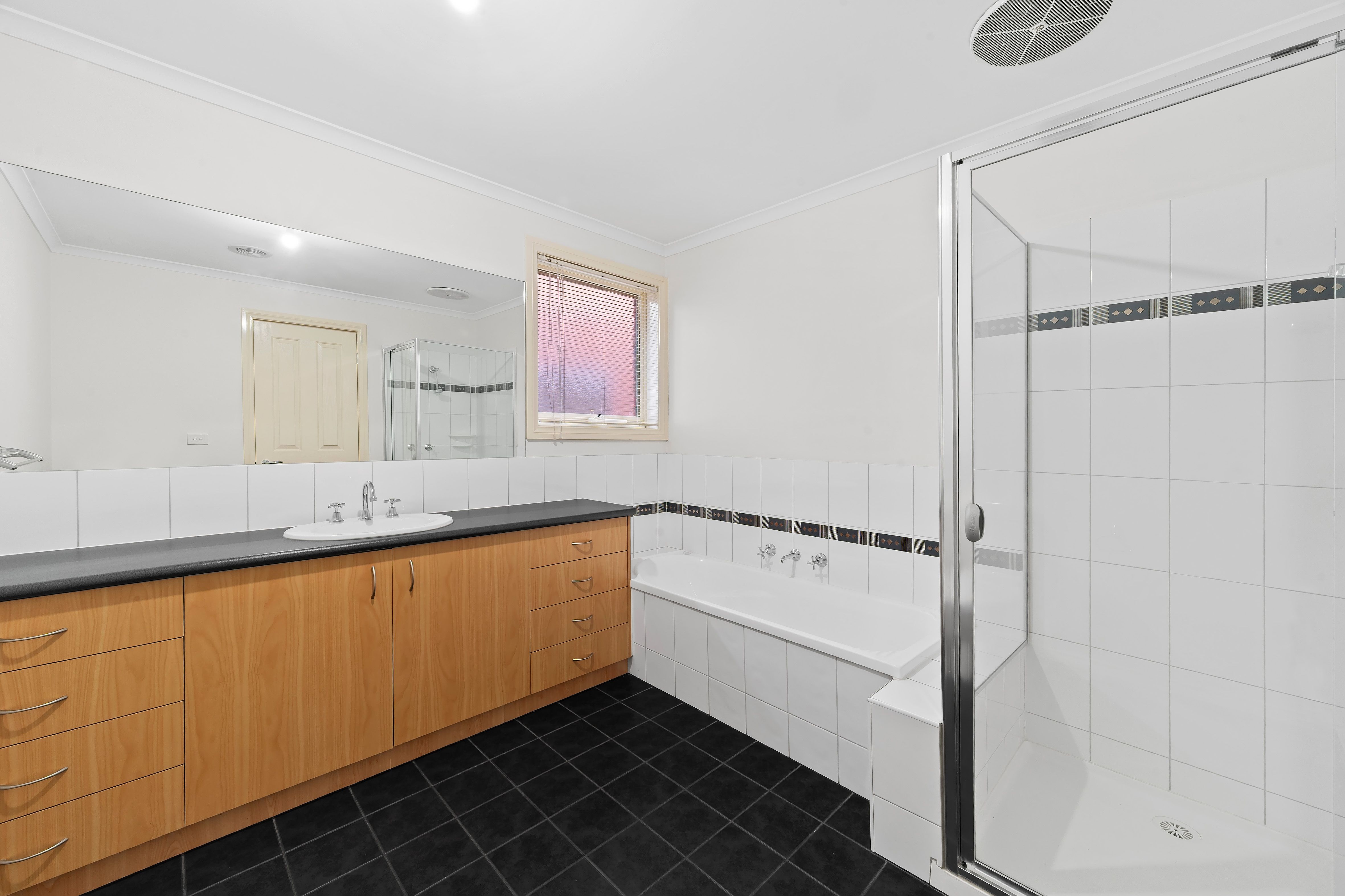 3/10 Wyndham Place — photo 8 of 13