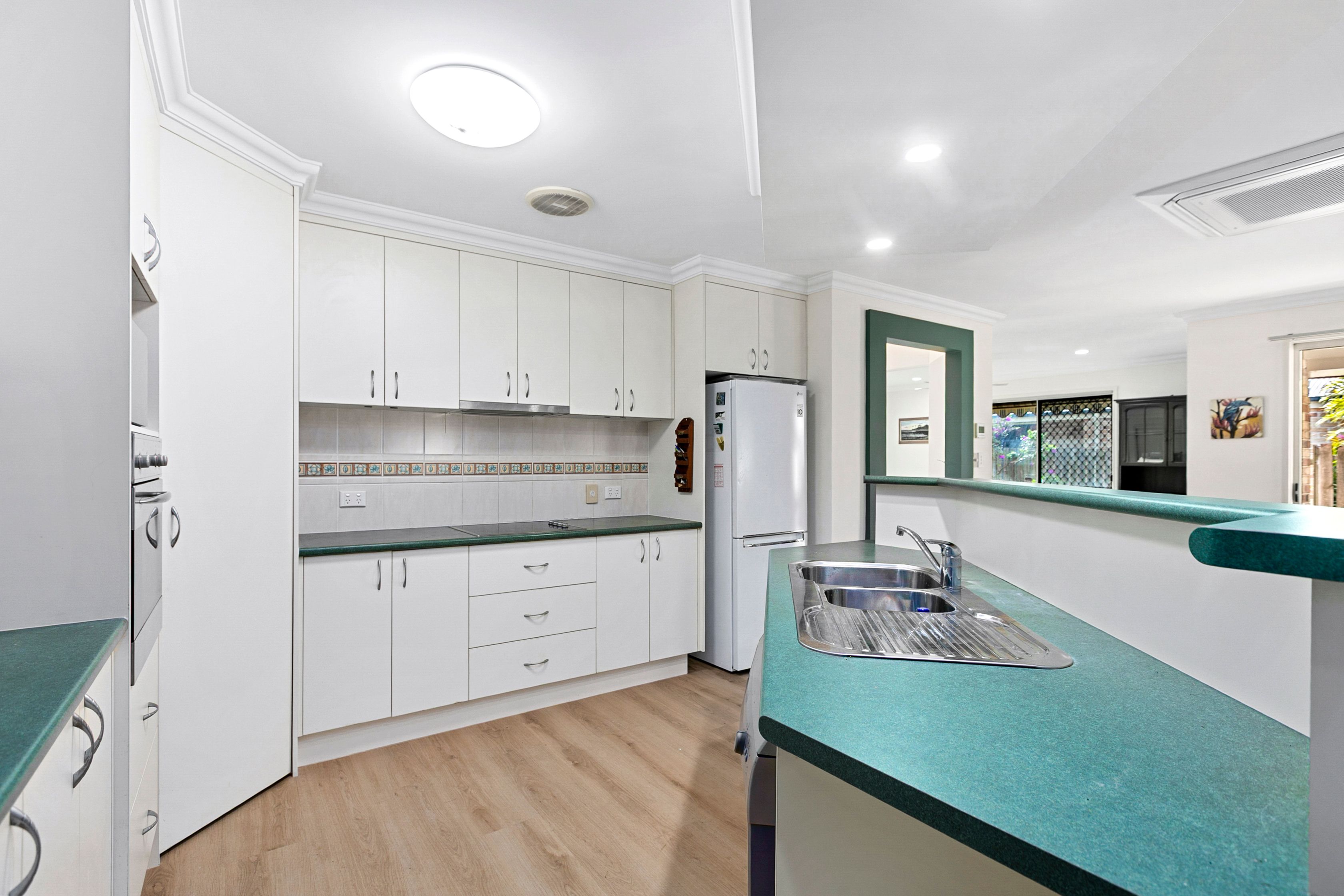 12 Montrose Close — photo 4 of 28