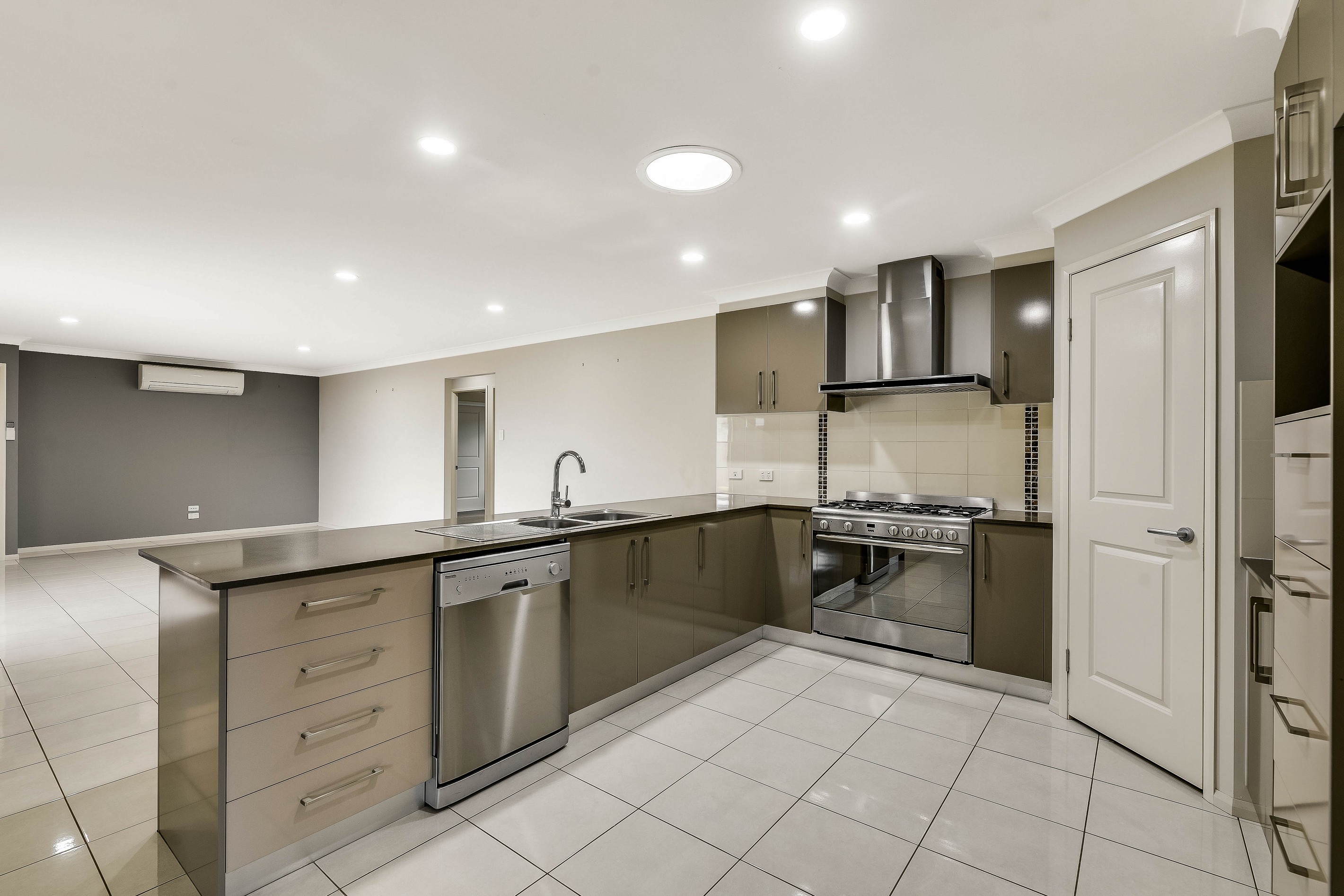 1 Punter Close, Glenvale, QLD 4350