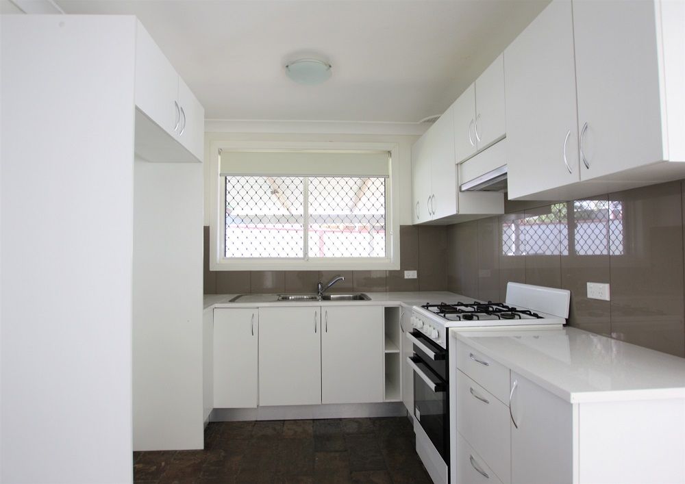 66 Cleopatra Drive, Rosemeadow, NSW 2560