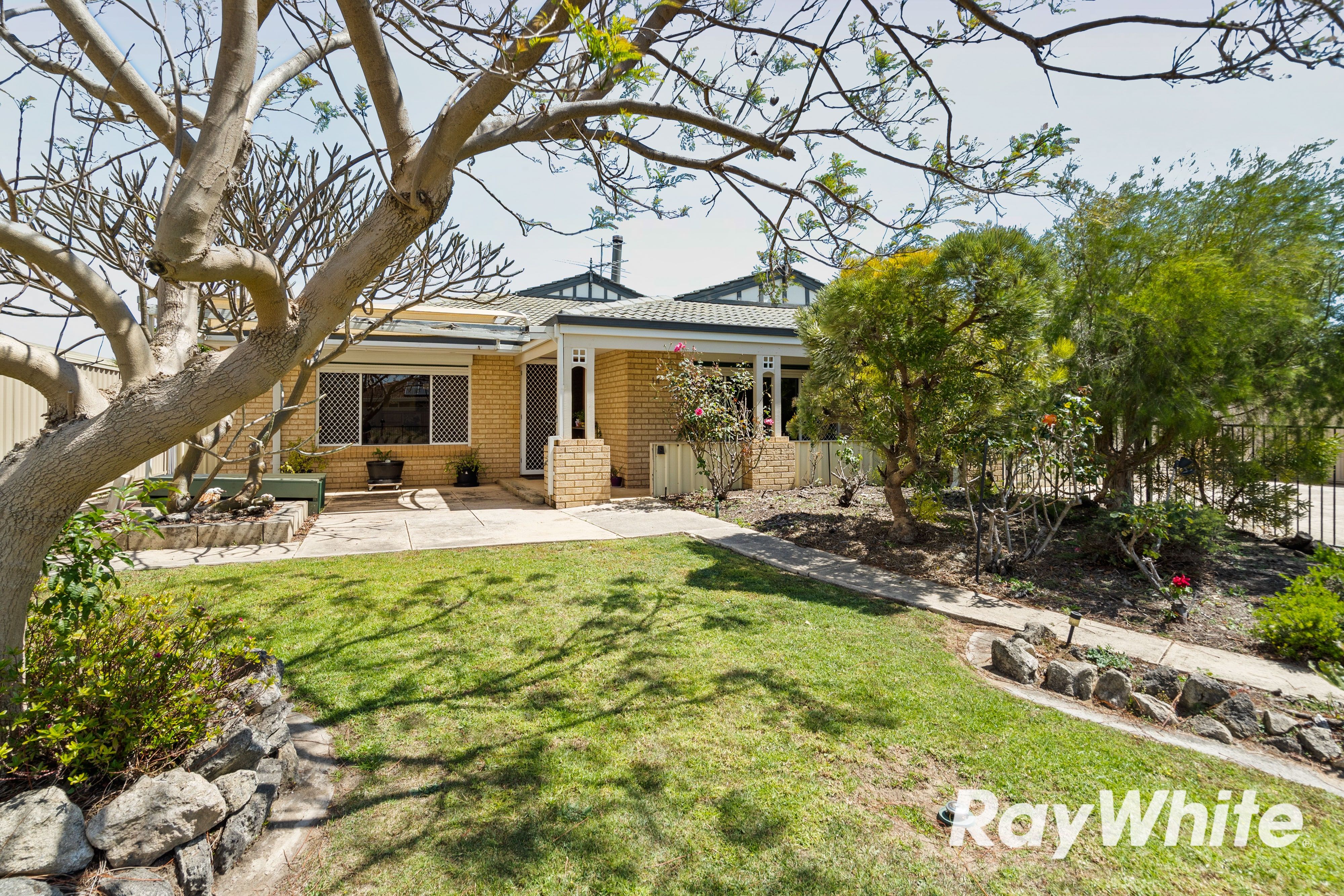 14 Moreton Crescent — photo 2 of 17