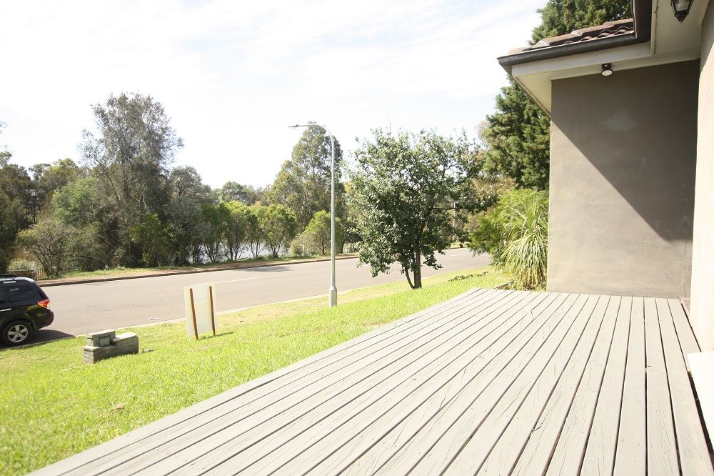 66 Cleopatra Drive, Rosemeadow, NSW 2560